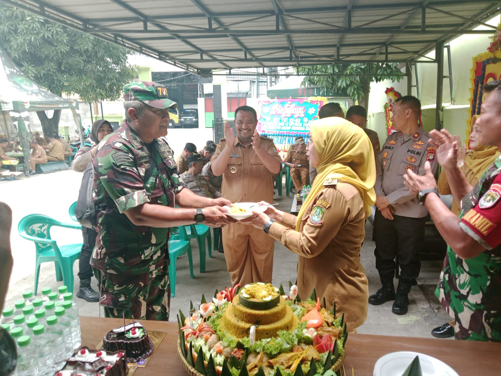 HUT TNI ke-80, Polsek Bekasi Utara Sambangi Koramil 703 Teluk Pucung: Wujud Soliditas TNI-Polri di Lapangan