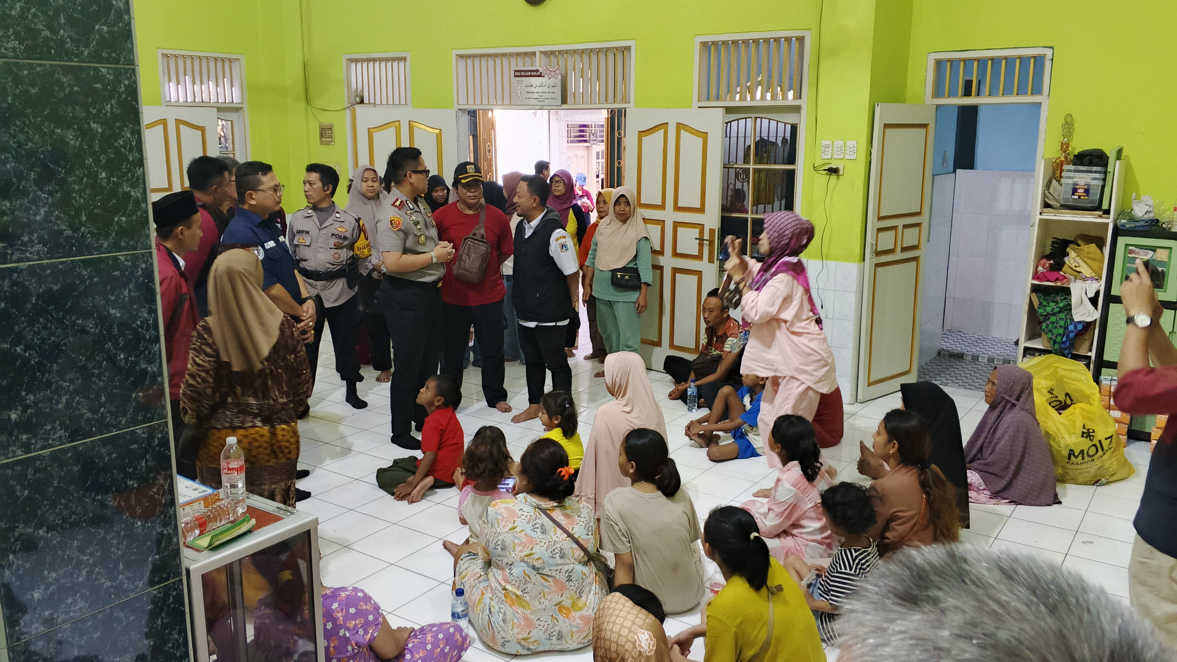 Kapolsek Metro Penjaringan Pimpin Langsung Baksos untuk Korban Kebakaran di Penjaringan