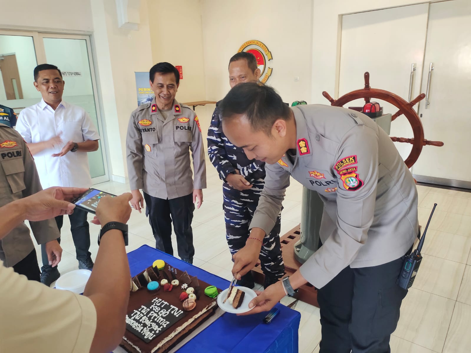 Sinergitas TNI-Polri Terjalin Hangat di Surprise Party HUT TNI ke-80 di Kodaeral III Ancol