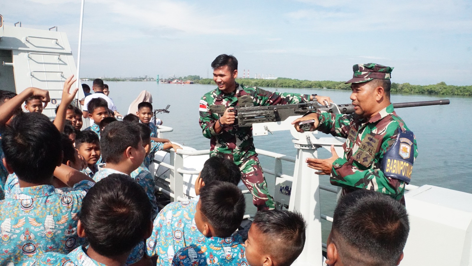 Kenalkan Dunia Kemaritiman Sejak Usia Dini, Lantamal I Terima Kunjungan Siswa SD Hang Tuah Ke KRI Torani-860