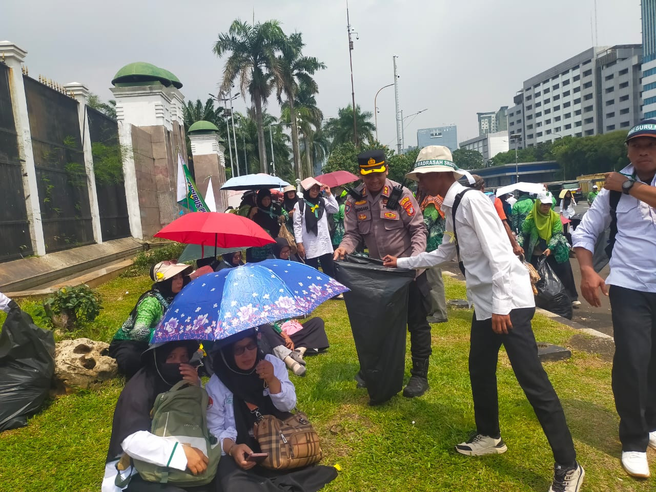 Pelayanan Humanis Polisi di Aksi Guru Madrasah, Bagikan Roti hingga Air Mineral