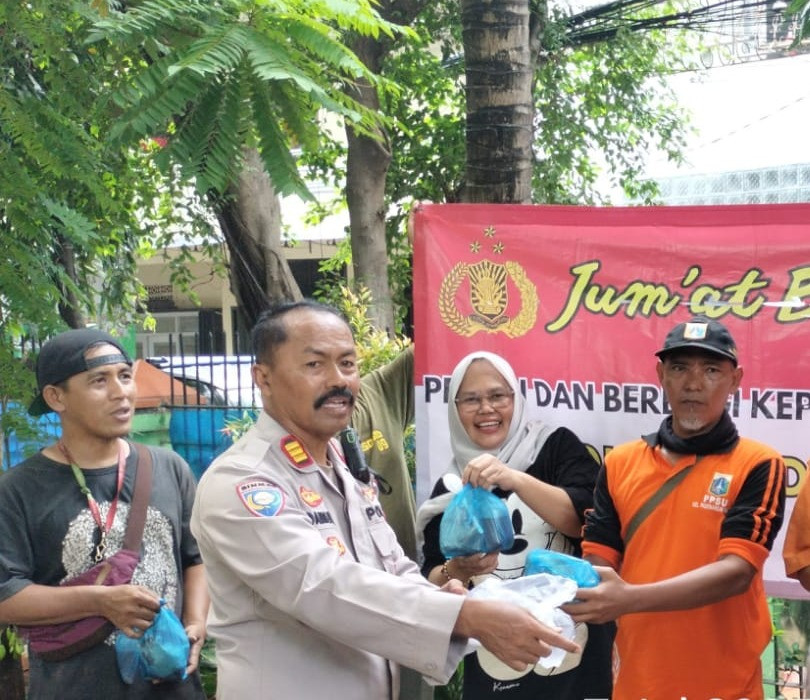 Polsek Pademangan Gelar Kegiatan Jumat Berkah, Bagikan Nasi Kotak untuk Warga