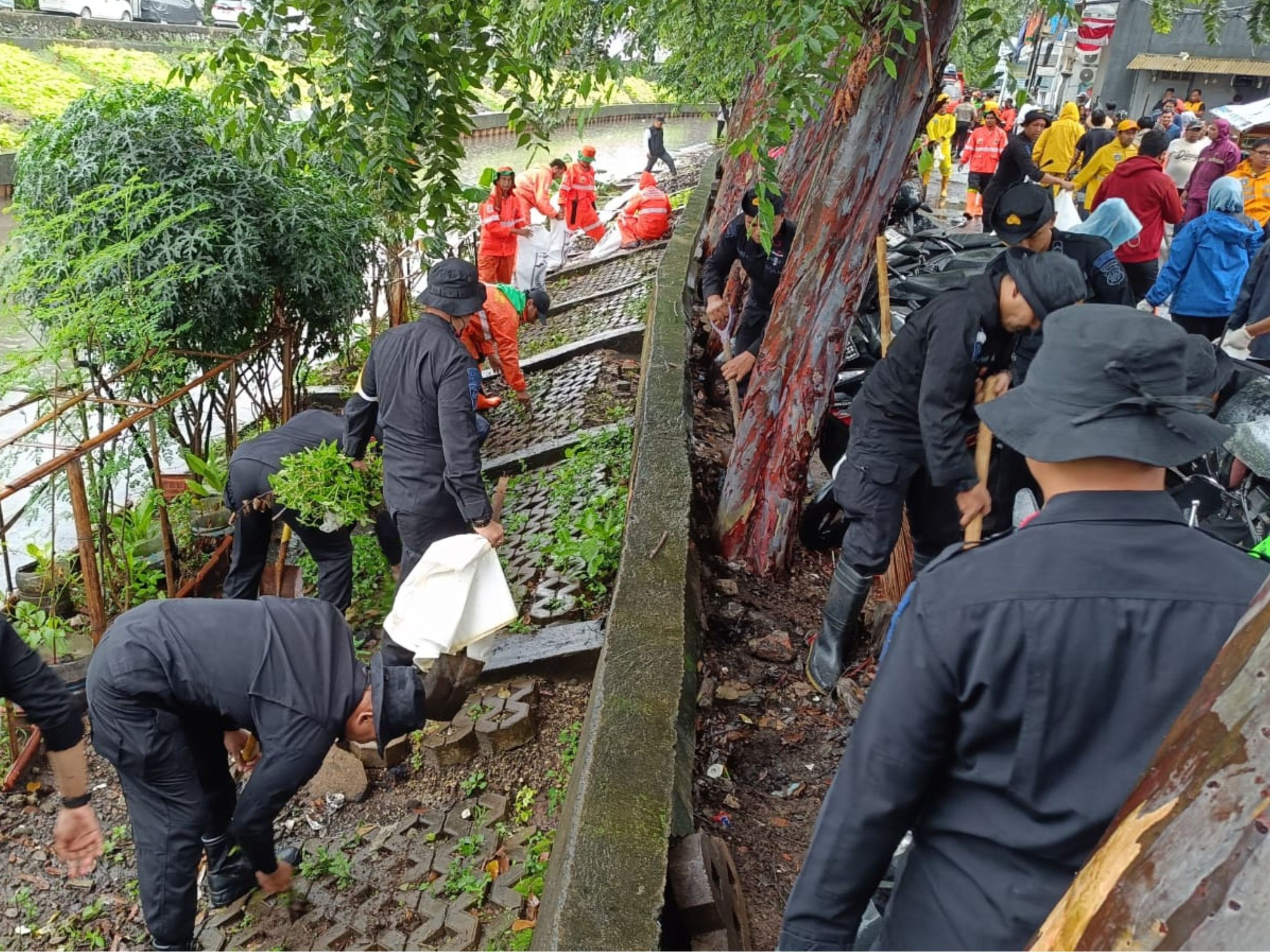 Detasemen Gegana Satbrimob PMJ Gelar “Jaga Jakarta Bersih” di Kali Grogol, Palmerah