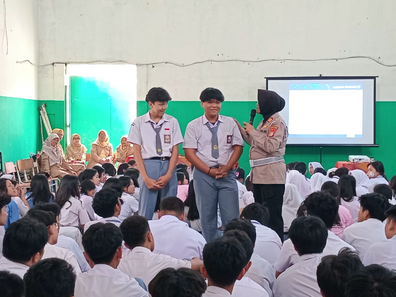 Satlantas Unit Kamsel Polres Metro Bekasi Kota Sosialisasi Keselamatan Berlalu Lintas Bersama Siswa-siswi SMA Cinderamata