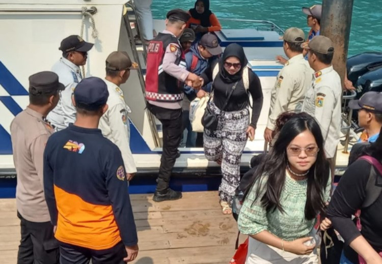 Jakarta On The Spot, Polres Kepulauan Seribu Hadir Humanis di Dermaga, Bantu Penumpang dan Sosialisasikan Layanan Polisi 110