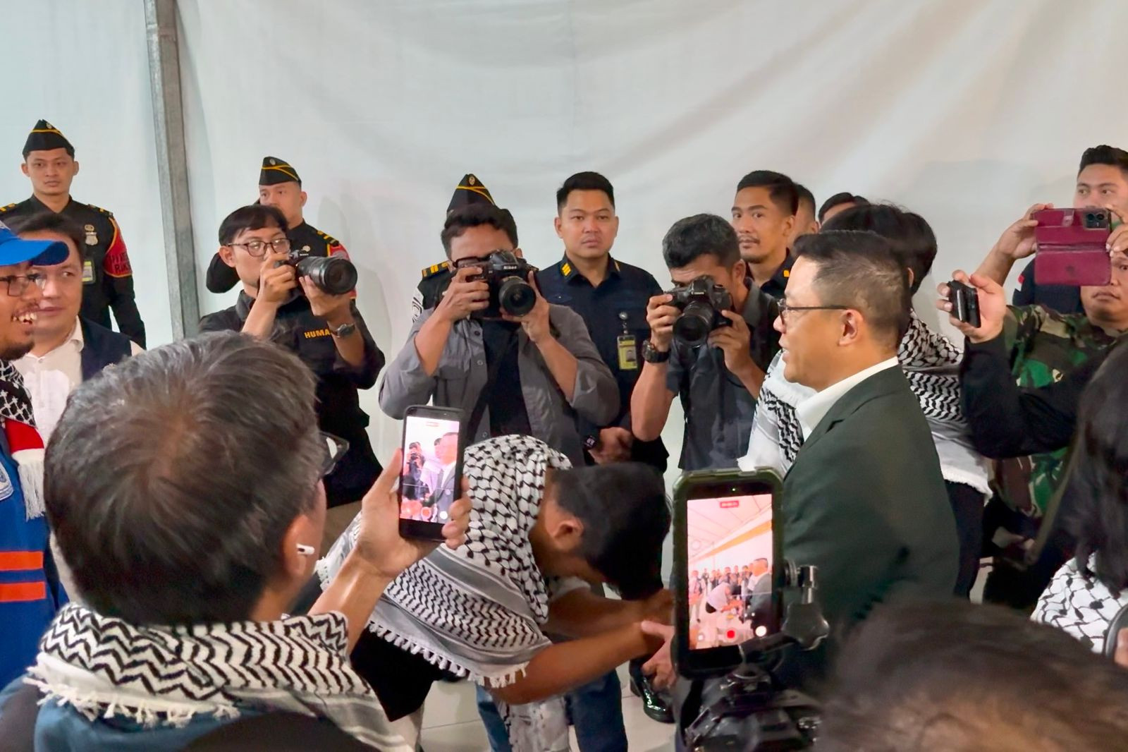 Menlu Sugiono Jemput Langsung WNI yang Bebas dari Tahanan Israel di Bandara Soetta