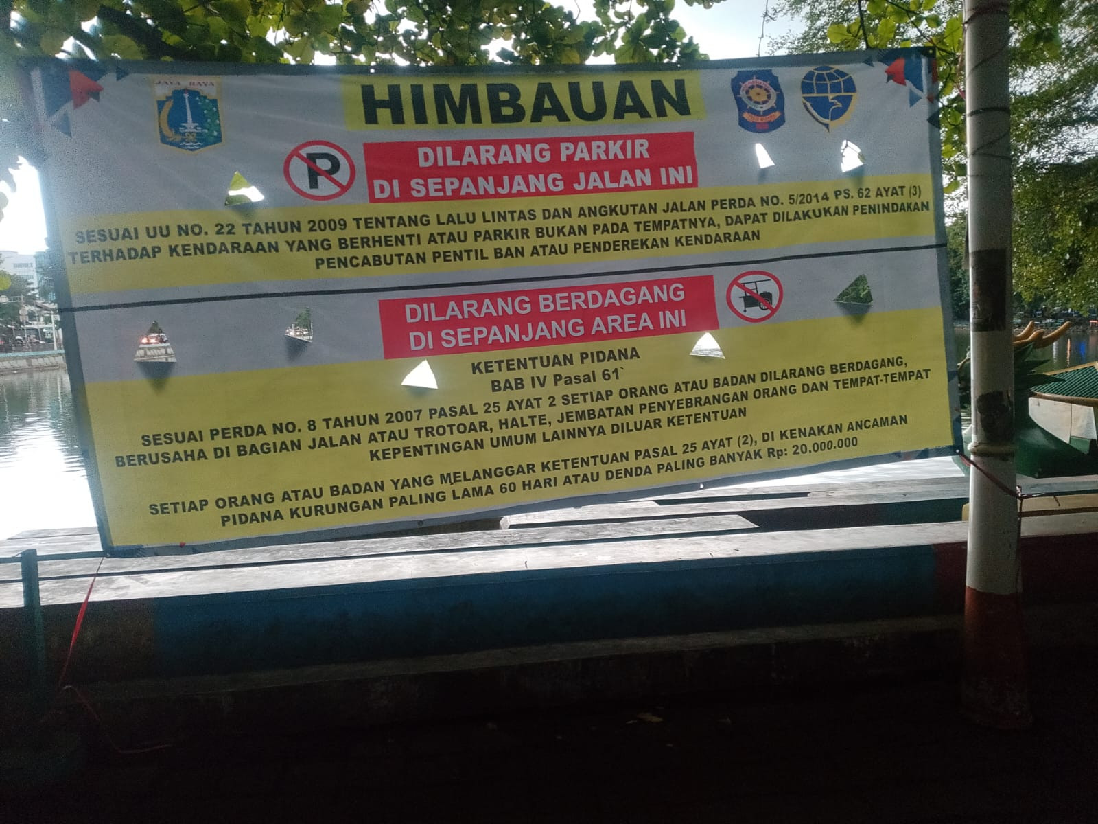 Diguyur Hujan Deras, Satpol PP Jakut bersama Tiga Pilar Tetap Tertibkan PKL dan Parkir Liar di Danau Sunter