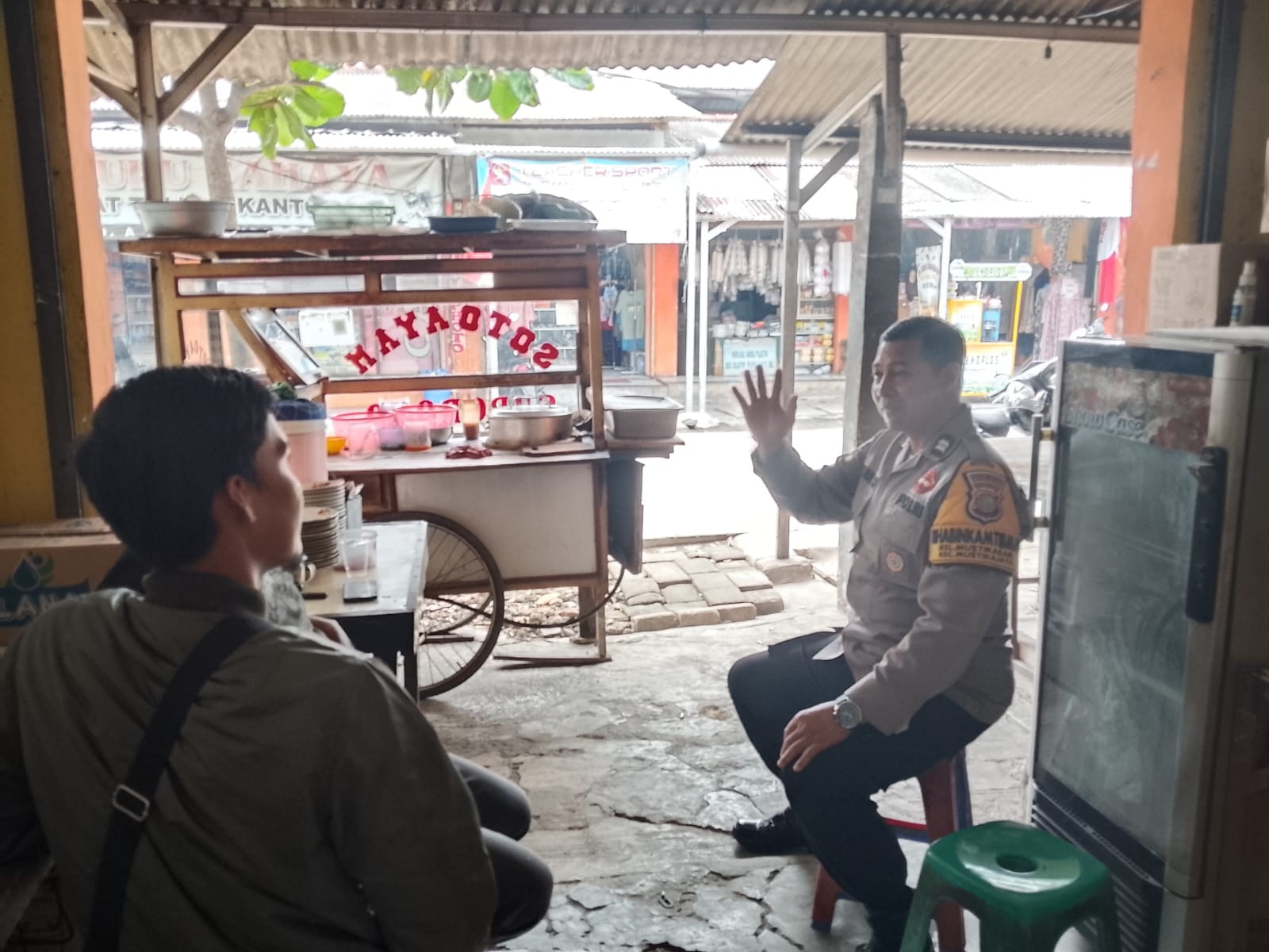 Bhabinkamtibmas Mustikasari Sambangi Pedagang Pasar, Ingatkan Waspada Curanmor dan Penipuan