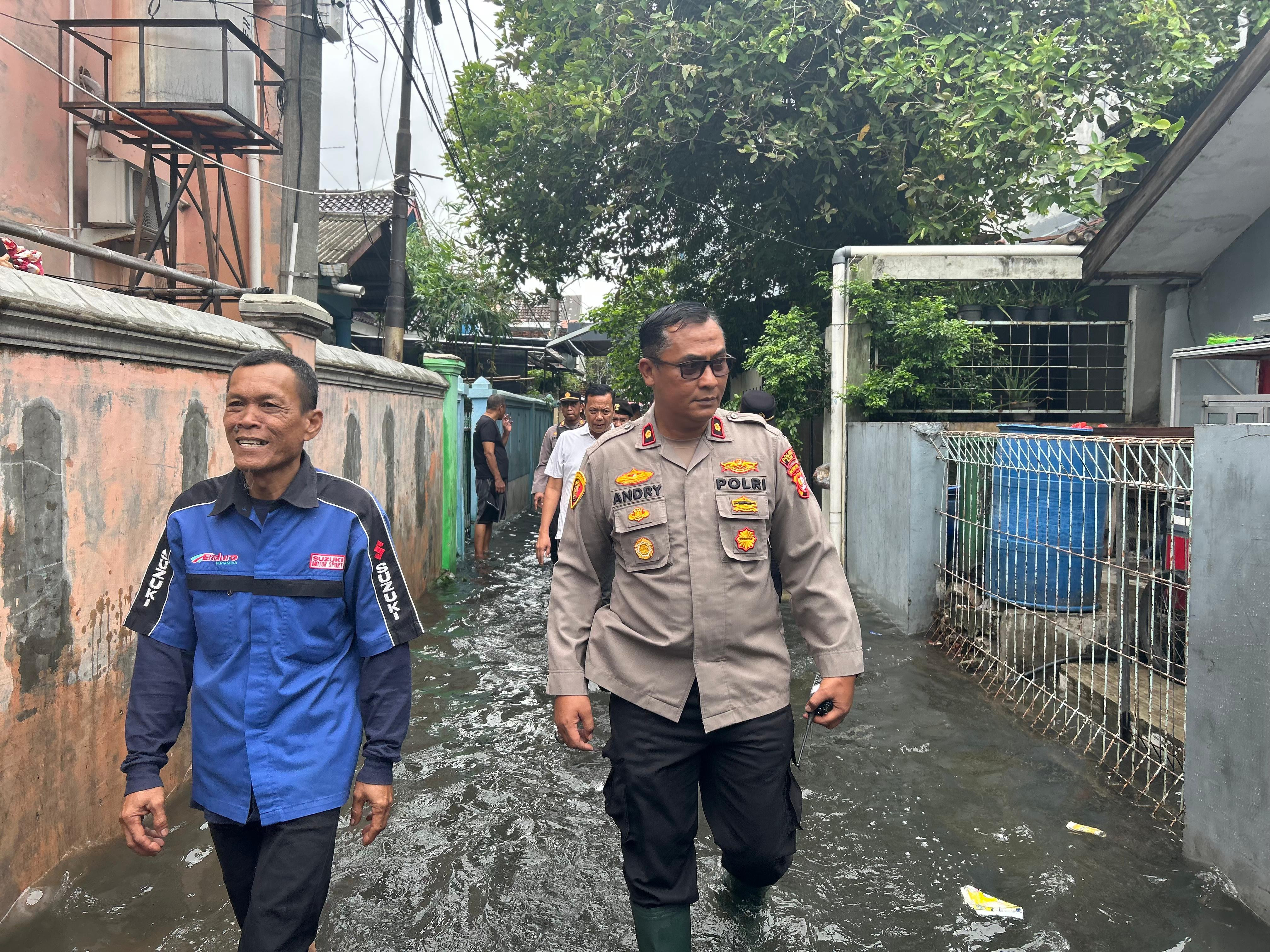 Kapolsek Koja Tinjau Langsung Pengungsian Warga Terdampak Banjir di Masjid Nashirus Sunnah