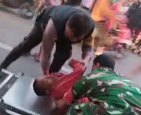 Bhabinkamtibmas Sigap  Cepat  Tanggap Evakuasi Bantu Korban Laka Lantas di Kota Bekasi