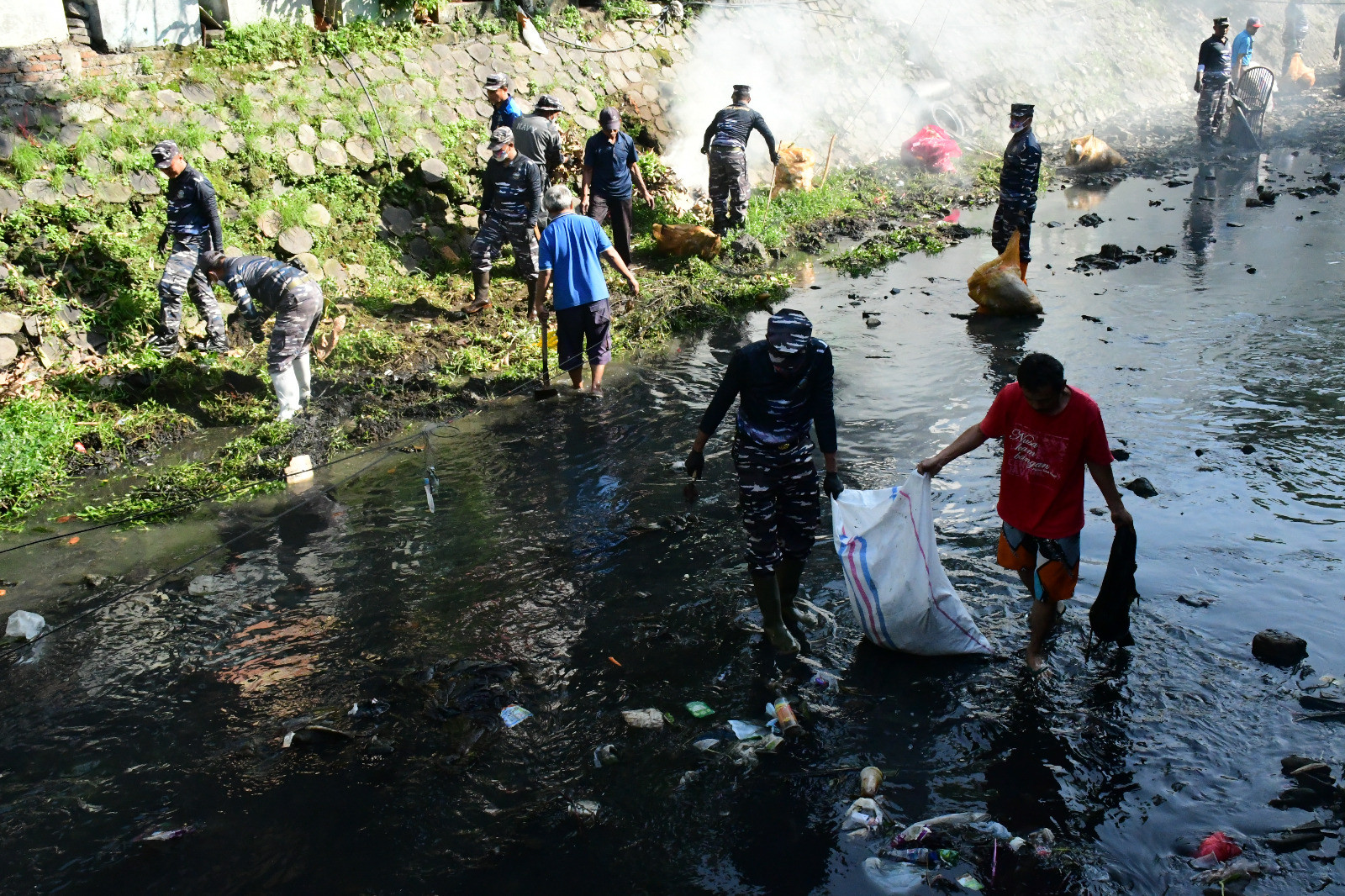 Jelang HUT Ke-80 TNI, Lanal Bandung Gelar Program Kali Bersih