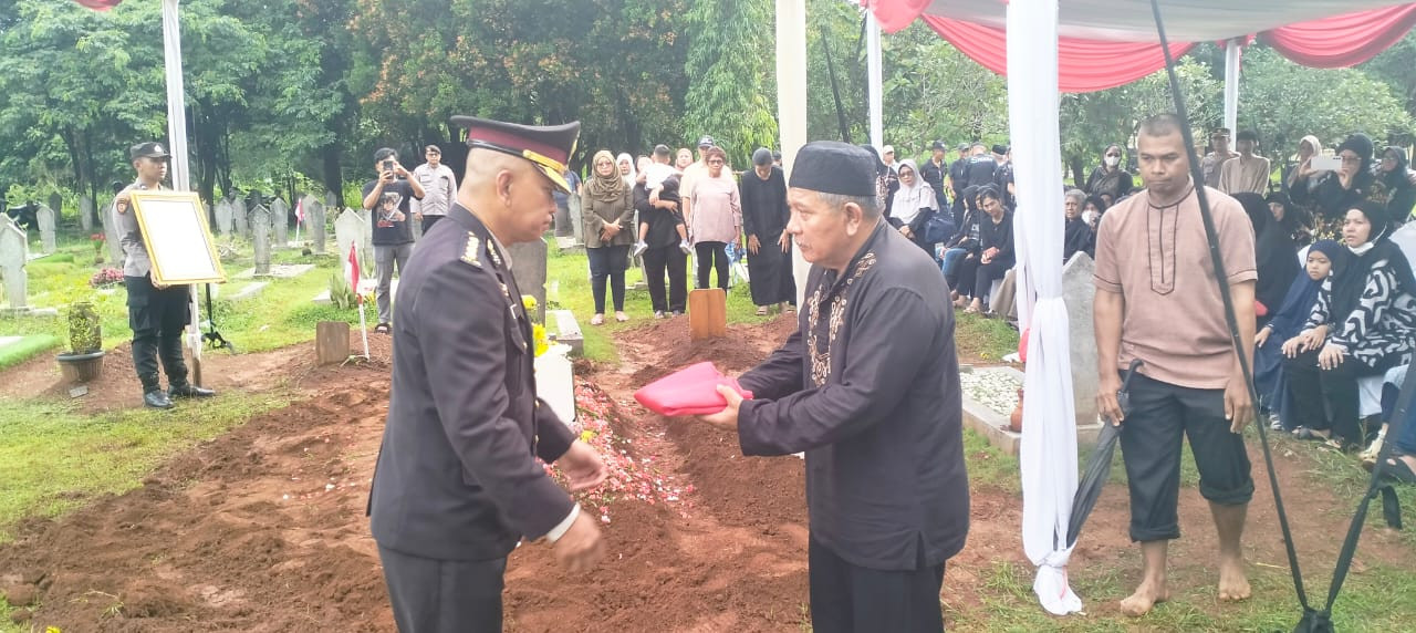 Kepolisian Sektor Pondok Gede Gelar Upacara Pemakaman Purnawirawan Kombes Pol Enno Sugiharty Secara Kedinasan