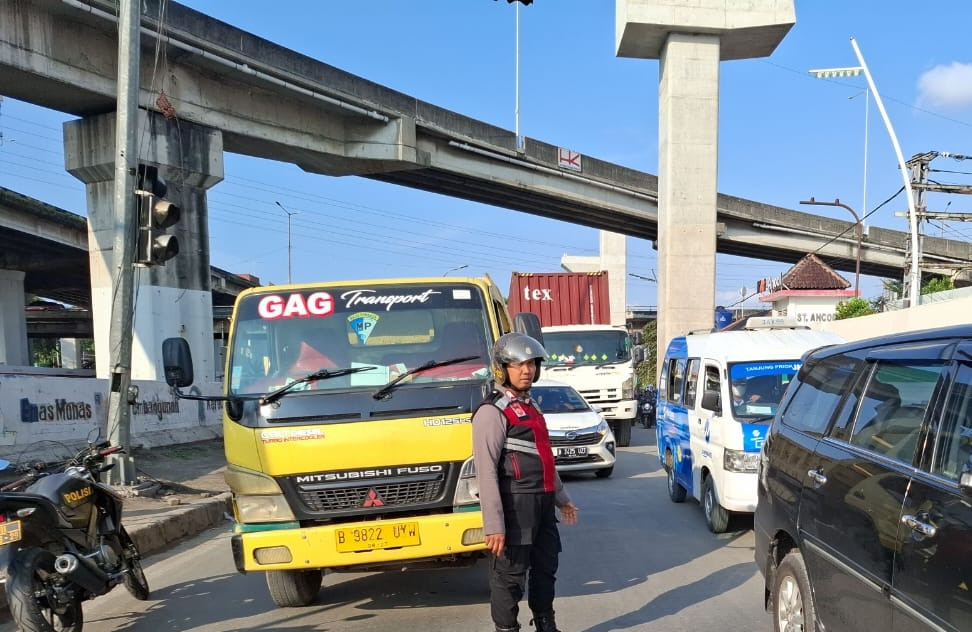 Polisi Bantu Truk Mogok di Pademangan, Lalu Lintas Kembali Lancar