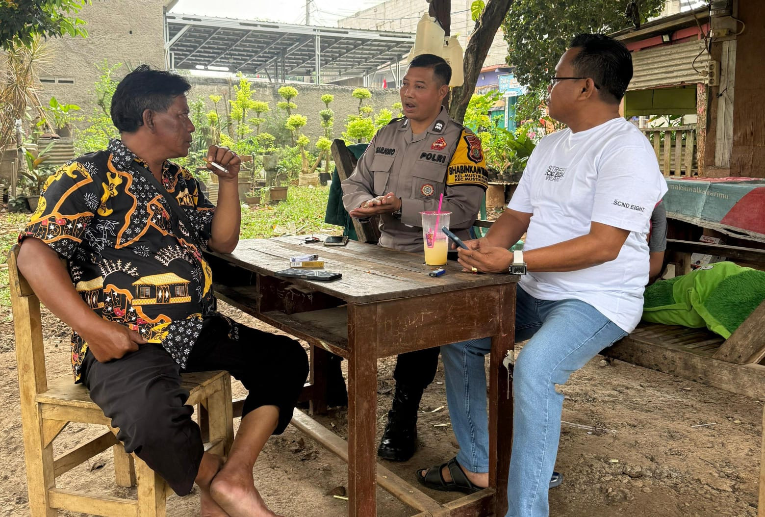 Bhabinkamtibmas Kel. Mustikasari Beri Himbauan Kibarkan Merah Putih Jelang HUT RI ke-80