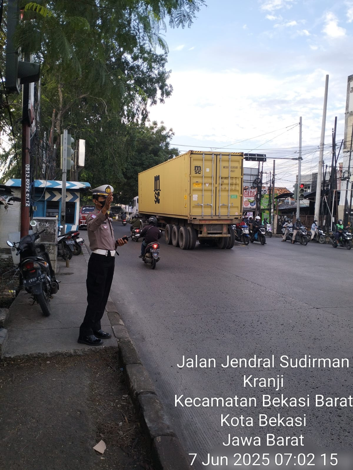 Polisi Bekasi Barat Gatur Lalin Buat Kenyamanan Pengguna Jalan