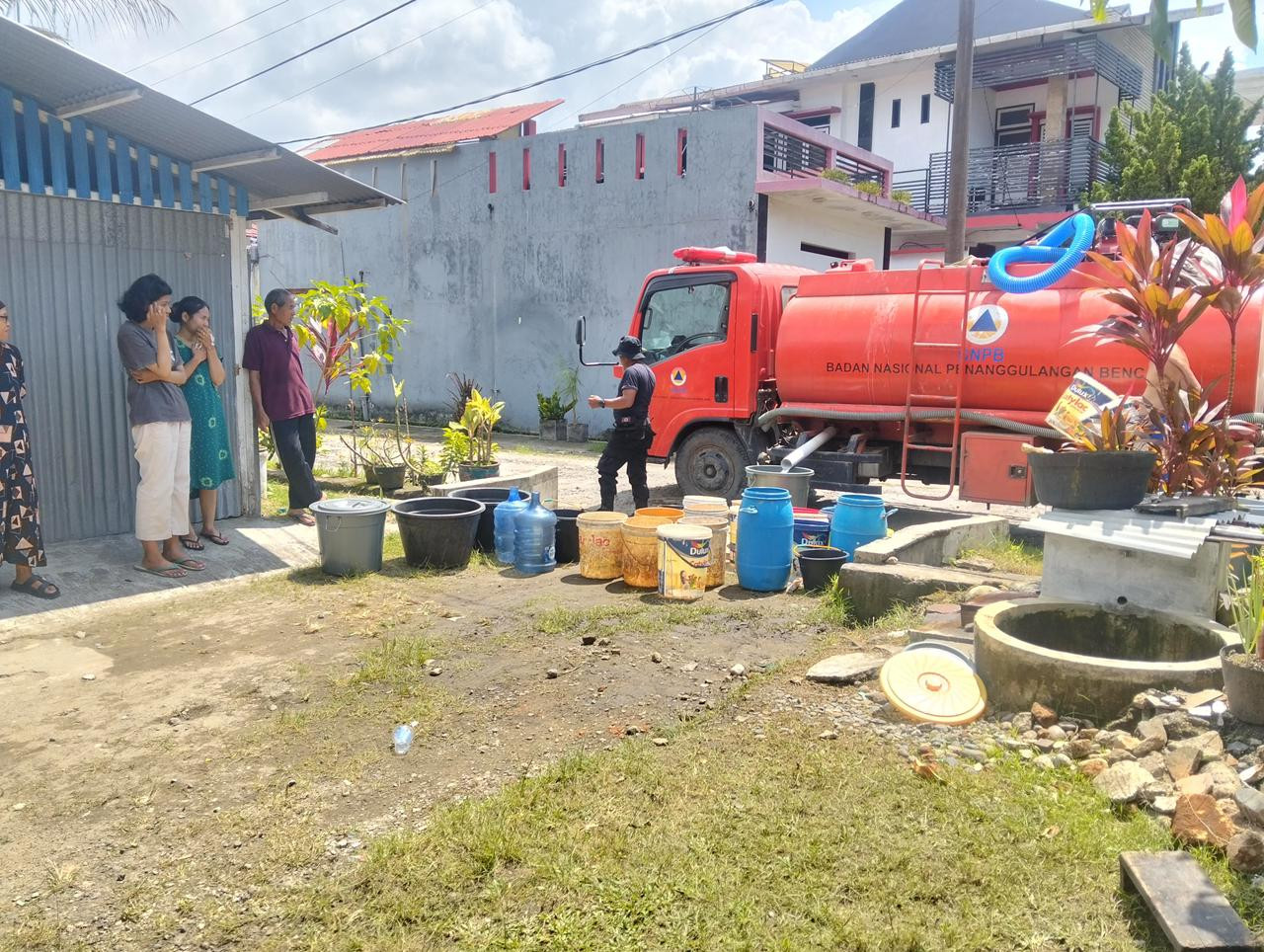 Polri dan BPBD Kota Padang Salurkan Air Bersih ke Lokasi Terdampak, Pastikan Kebutuhan Warga Terpenuhi