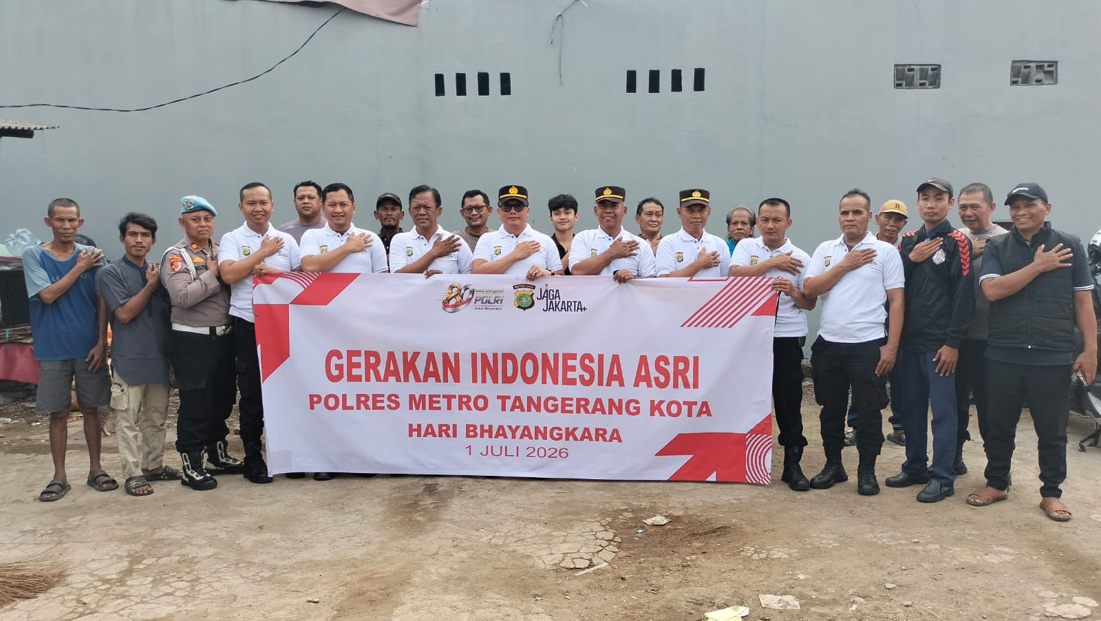 Jaga Jakarta+ Gerakan Indonesia Asri, Polisi dan Warga Neglasari Hijaukan Lingkungan