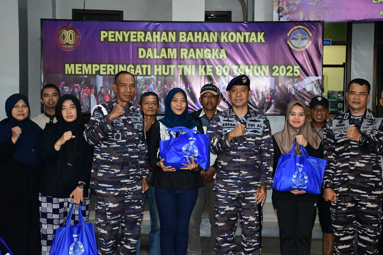 Lanal Bandung Gelar Bakti Sosial Pembagian Sembako Sambut HUT Ke-80 TNI