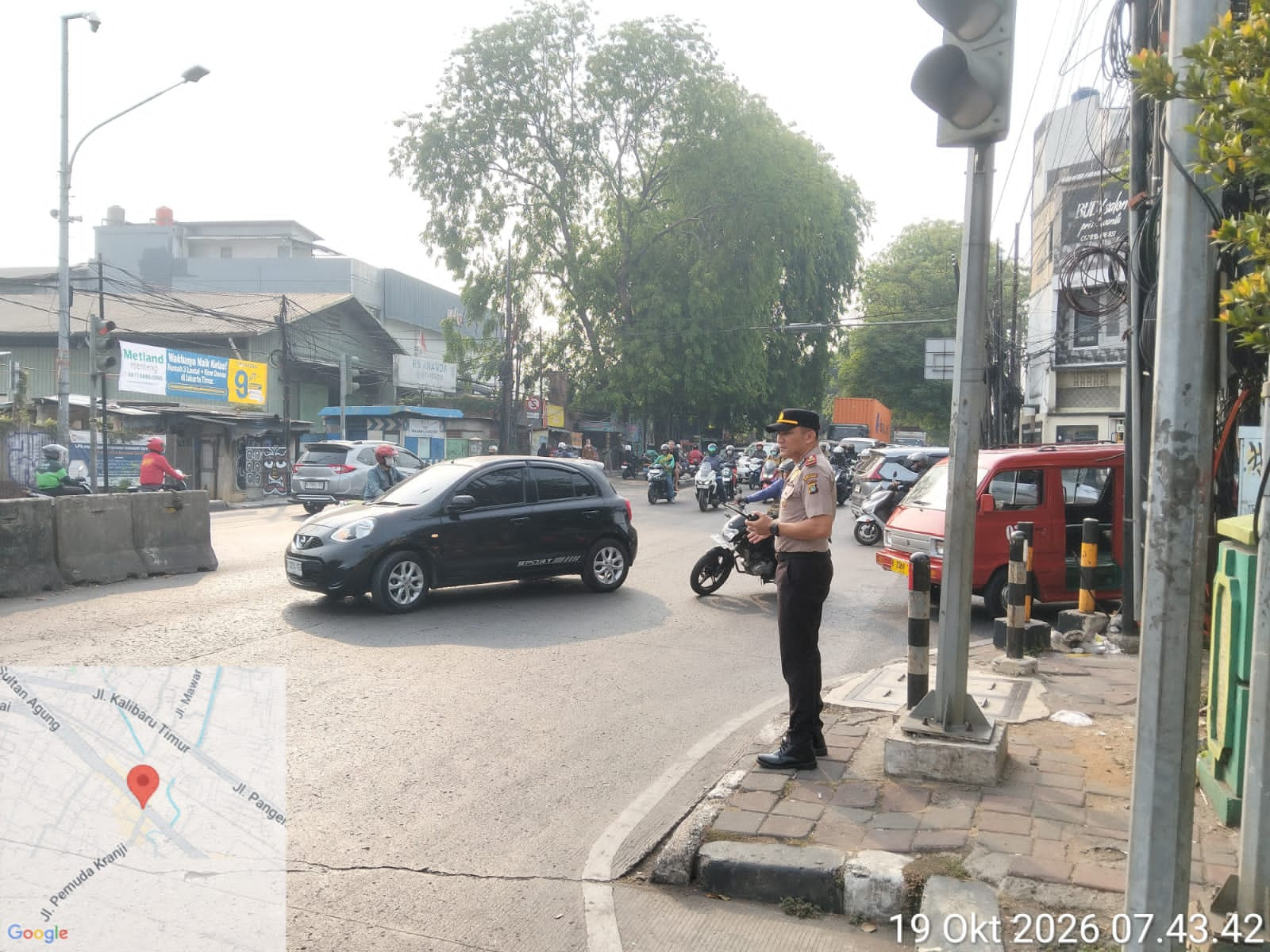 Kapolsek Bekasi Barat Pimpin Pengaturan Lalu Lintas Pagi, Pastikan Aktivitas Pengguna Jalan Lancar