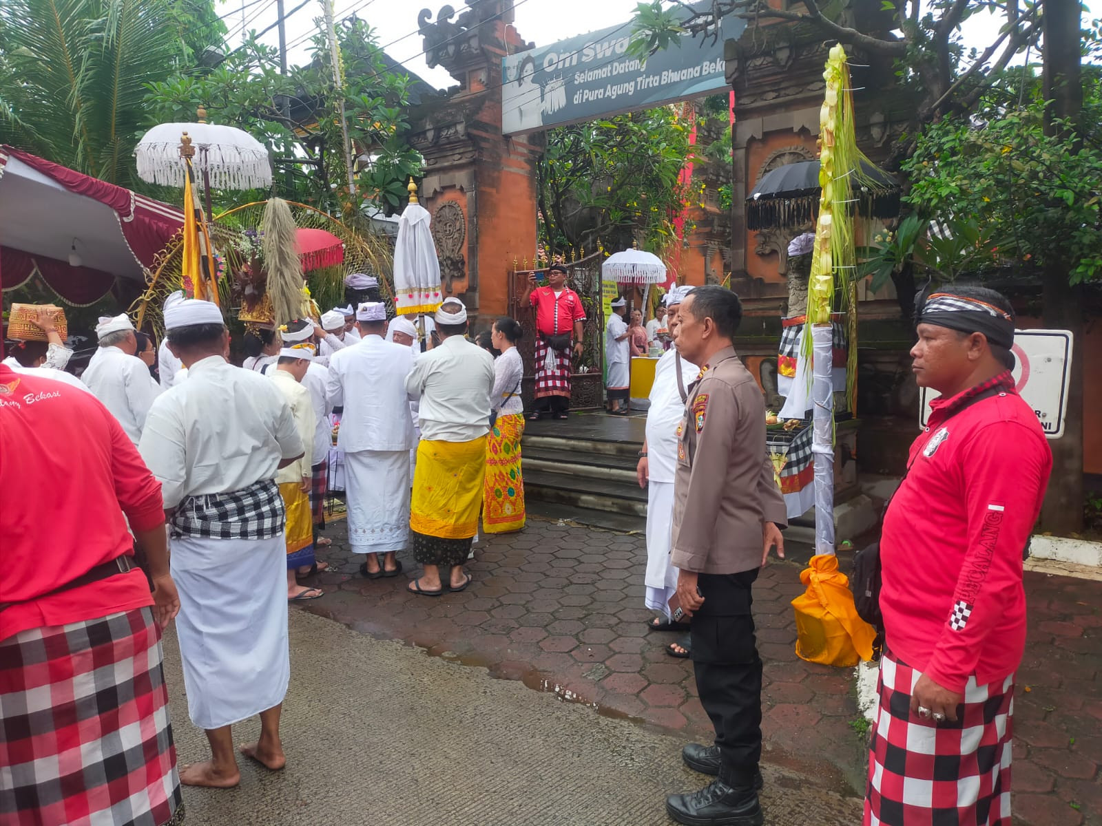 Polsek Bekasi Barat Pastikan Keamanan Puncak Pujawali Ke-60 di Pura Tirta Buana