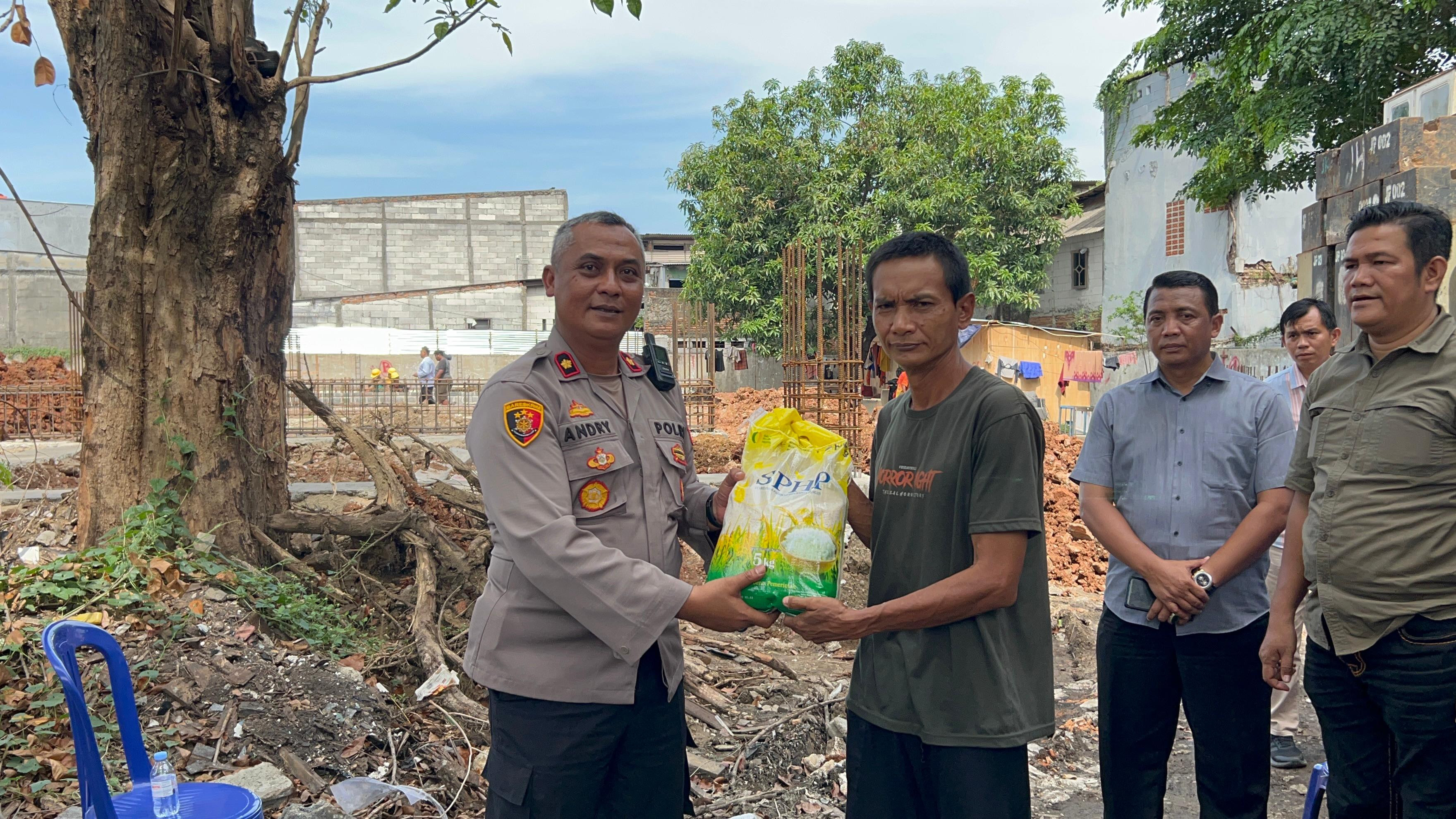 Polsek Koja Gelar Bakti Sosial Jumat Peduli, Bagikan Sembako untuk Warga Tugu Selatan