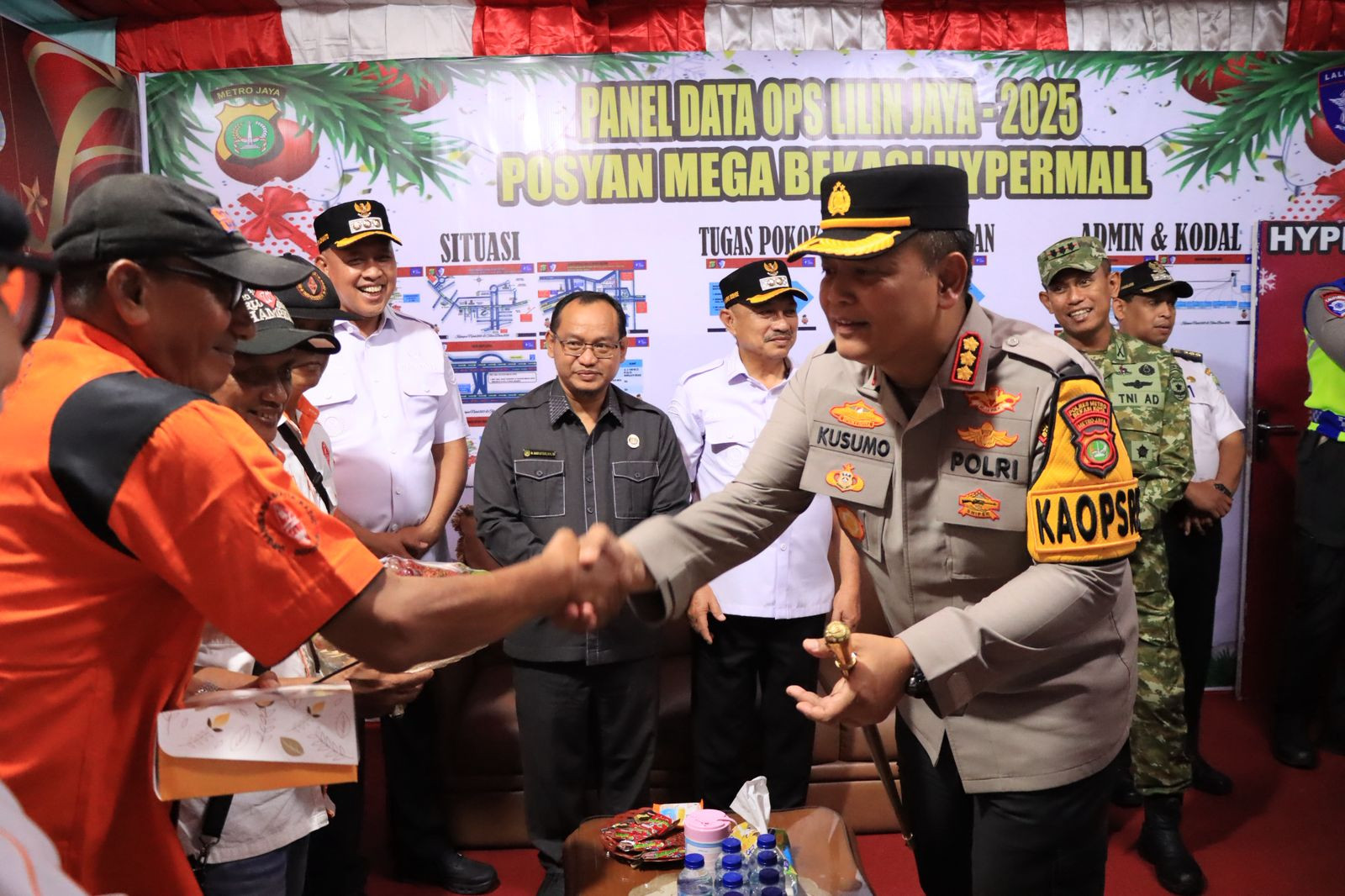 Kapolres Metro Bekasi Kota dan Forkopimda Pantau Arus Lalin Malam Libur Nataru