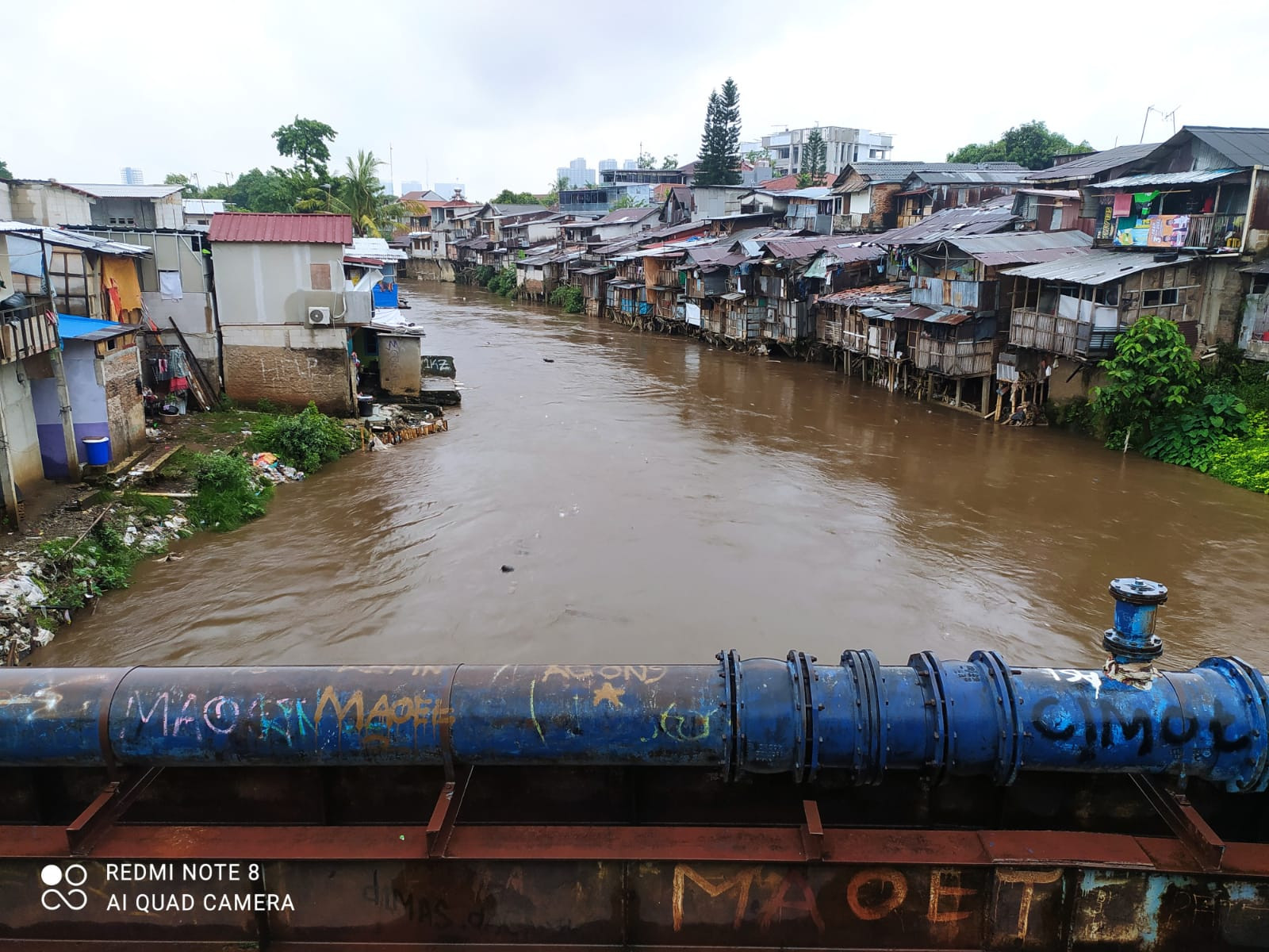 Polsek Matraman Tinjau Genangan Air di Sungai Ciliwung