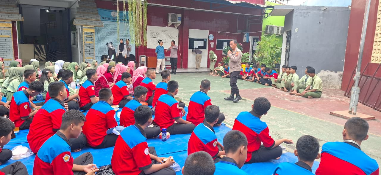 Polisi Sambangi SMP-SMK Kencana, Ajak Pelajar Jauhi Tawuran dan Narkoba