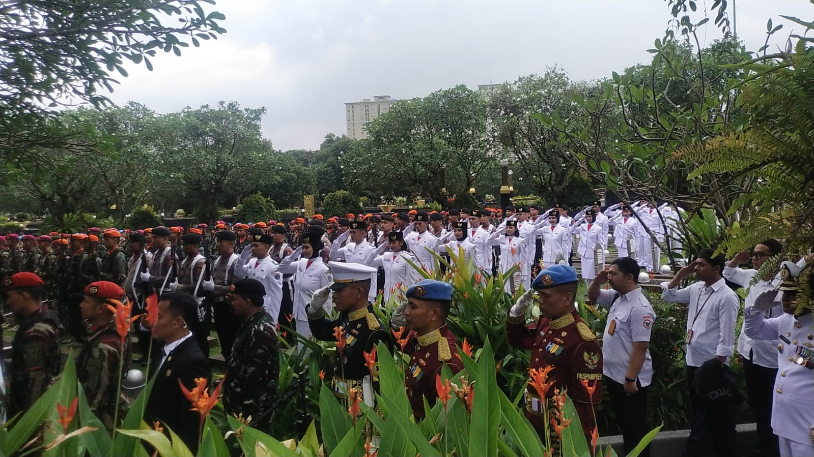 Presiden Prabowo Subianto Pimpin Pemakaman Kenegaraan Wakil Presiden ke-6 RI Try Sutrisno di TMP Kalibata