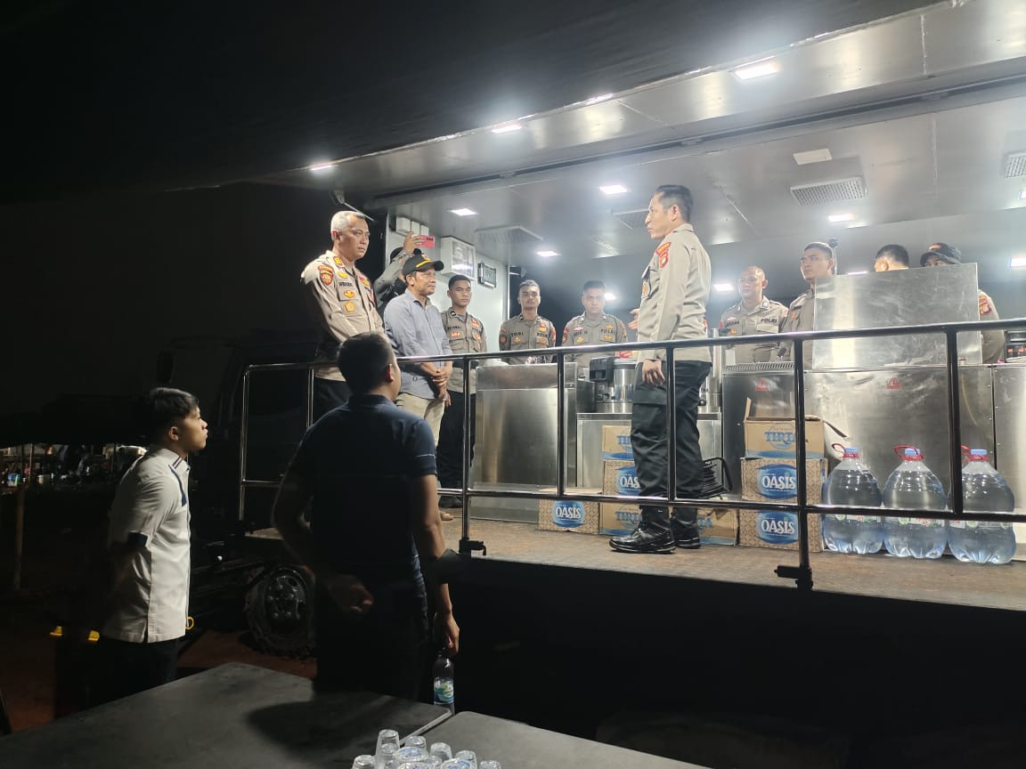 KAPOLRES METRO JAKARTA UTARA TINJAU LOKASI EKS.KEBAKARAN DI KAPUK MUARA: DUKUNGAN PENUH UNTUK WARGA TERDAMPAK
