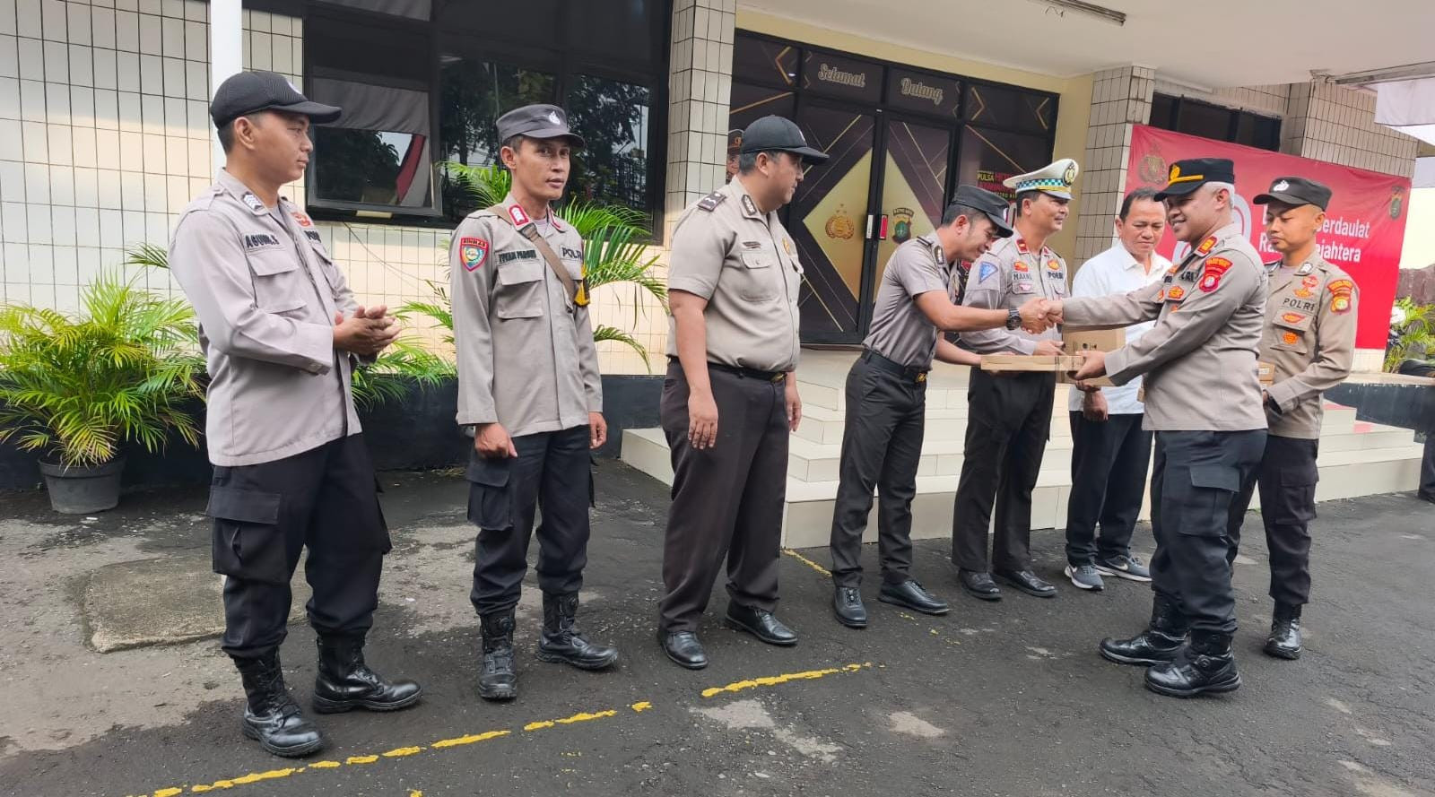 Surprise Hadiah Ulang Tahun untuk Anggota Polsek Bekasi Barat