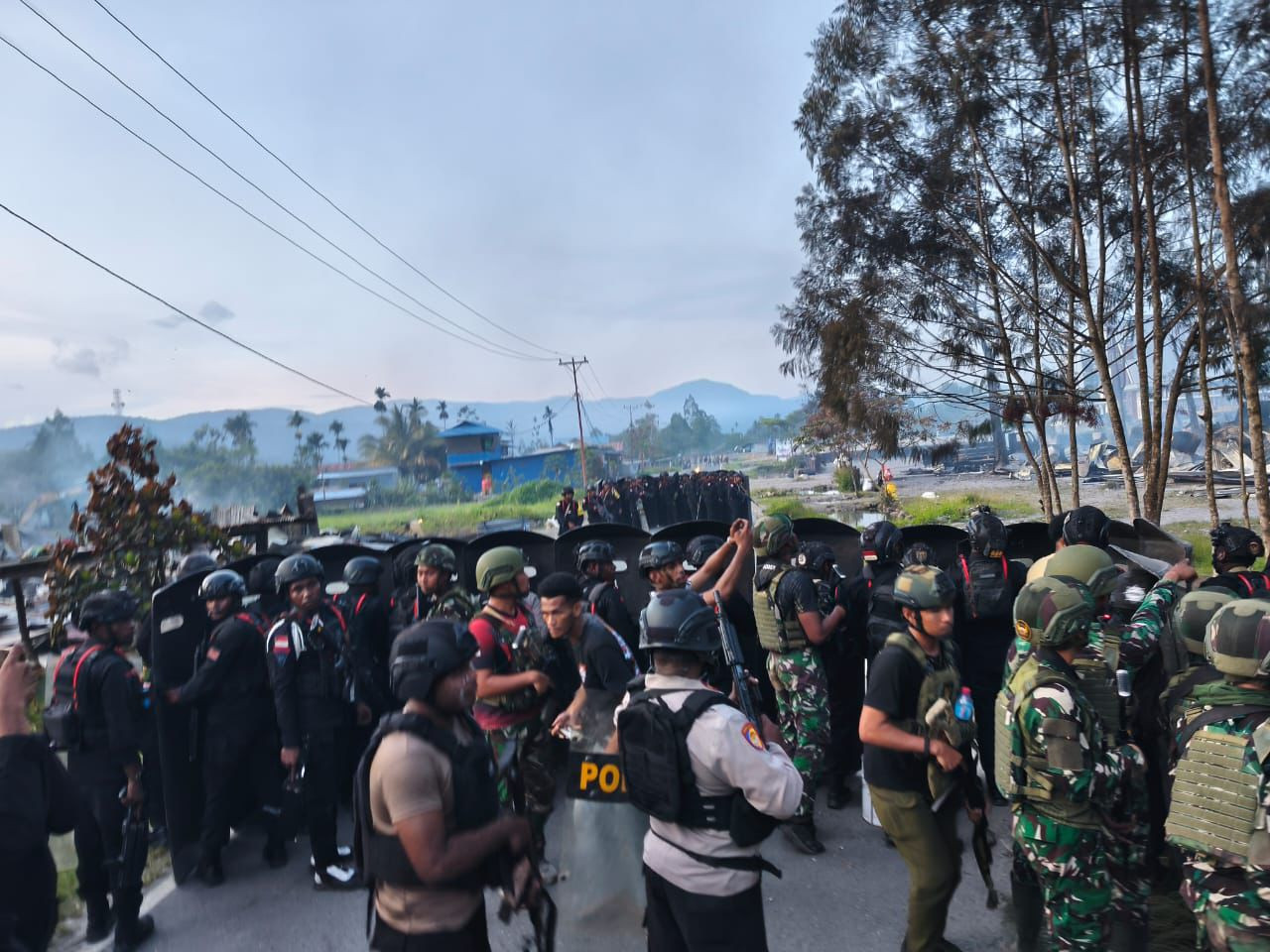Brimob Polda Papua Bersama Aparat Keamanan Setempat Berhasil Evakuasi Enam Personel TNI AD Satgas Maleo Kopassus di Yalimo, Tiga Luka Berat