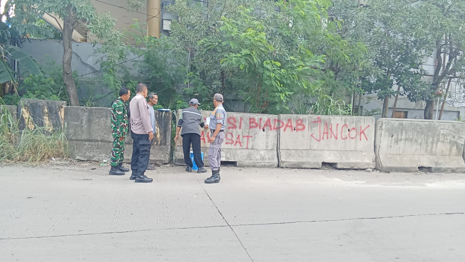Sinergi Tiga Pilar, TNI-Polri dan Warga Bekasi Barat Bersihkan Coretan di Jakasampurna