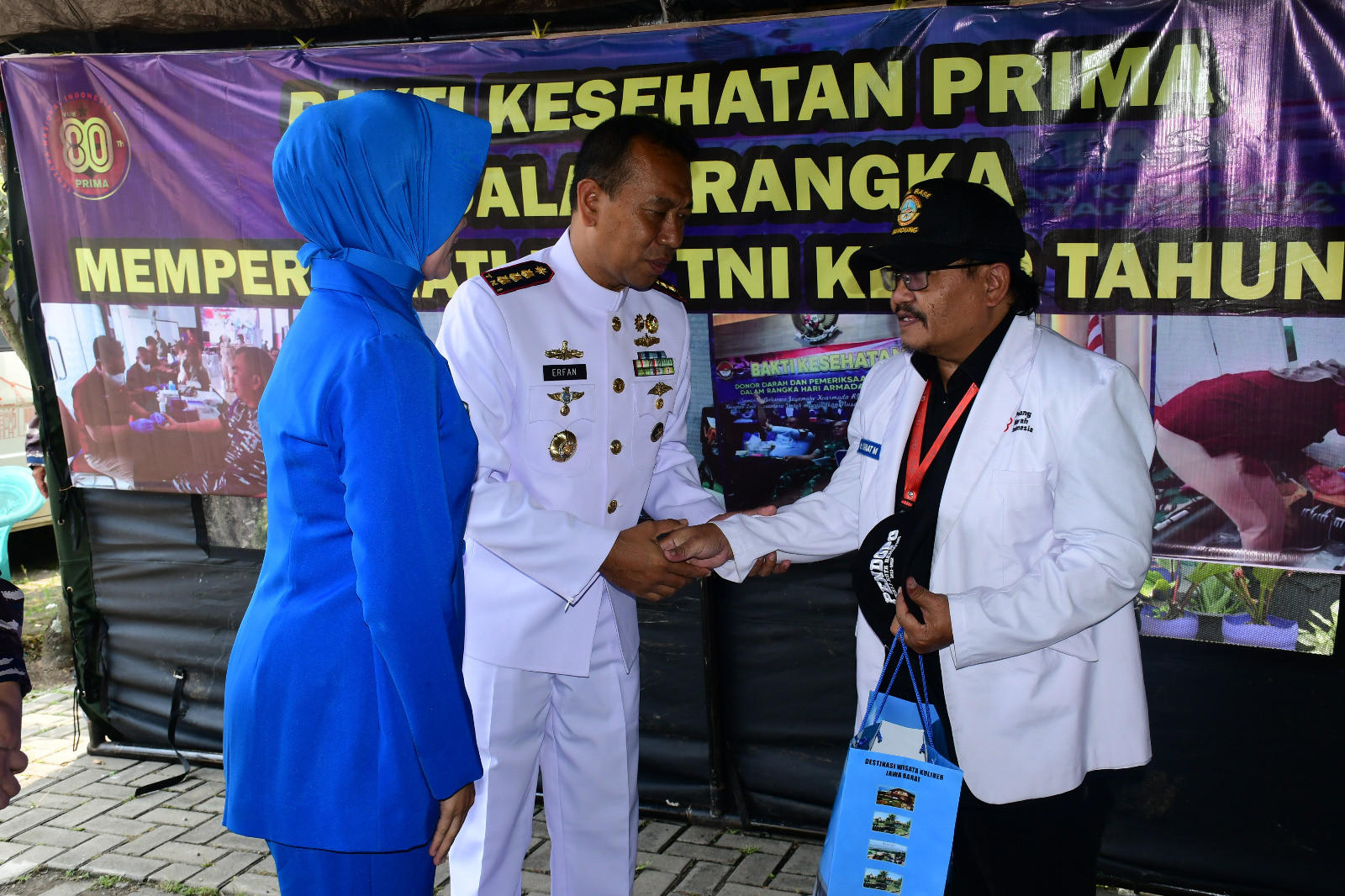 Prajurit Lanal Bandung Sumbangkan Darah Pada Kegiatan Donor Darah dan Pengobatan Gratis Dalam Rangka HUT TNI Ke-80