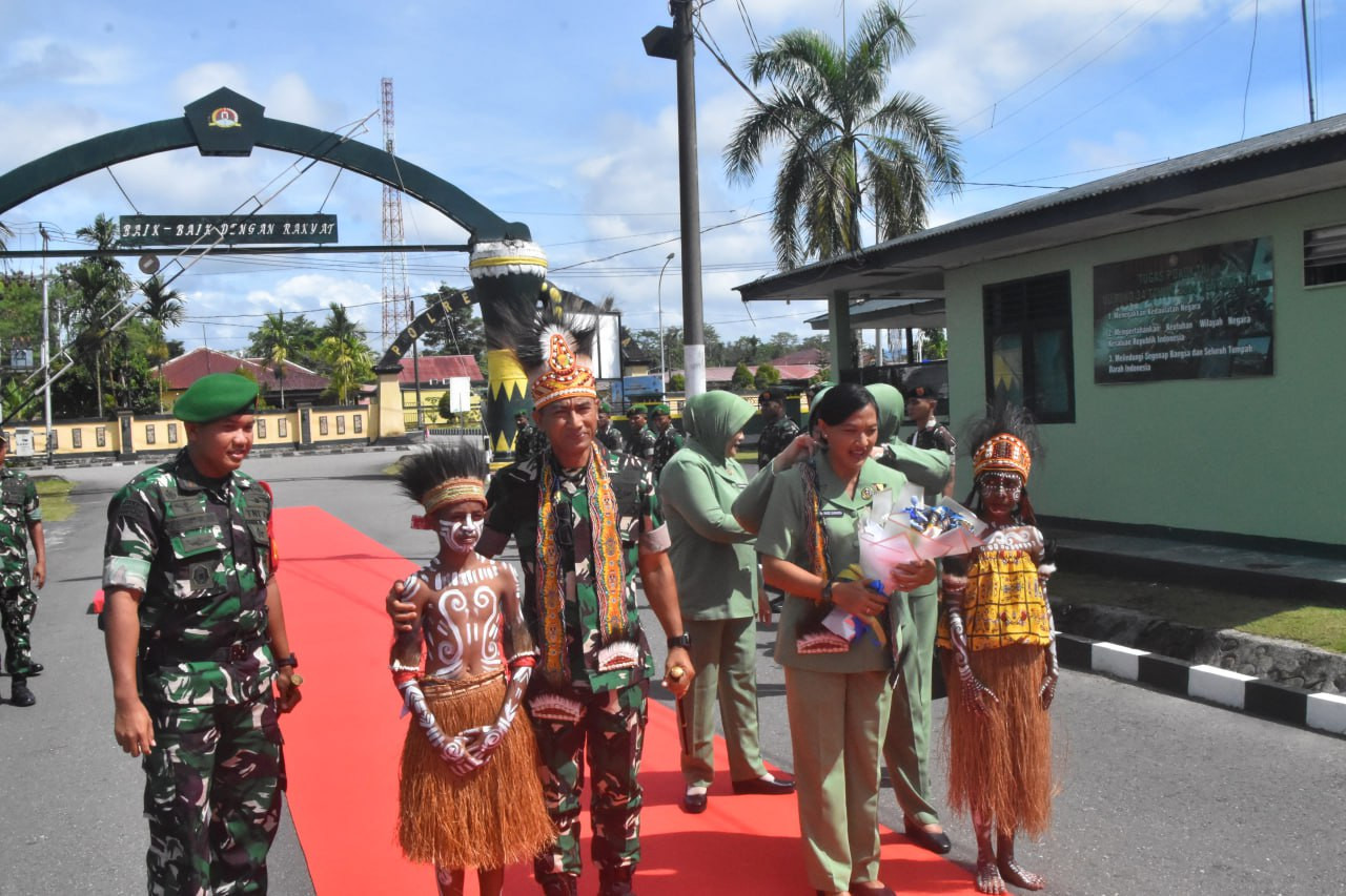 Dandim 1710/Mimika Sambut Kedatangan Danrem 173/PVB Dalam Kunjungan Kerjanya Ke Kodim 1710/Mimika