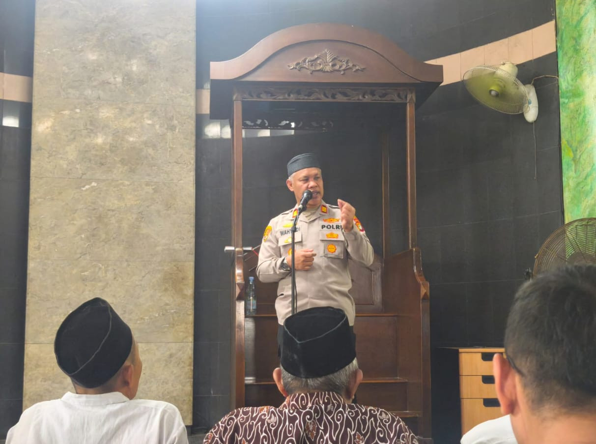 Jaga Jakarta On The Spot, Kapolsek Bekasi Barat Sampaikan Pesan Kamtibmas Usai Sholat Jumat