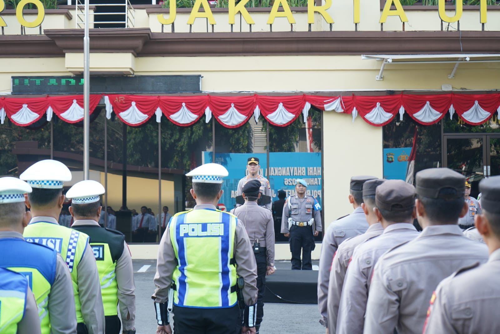 Wakapolres Metro Jakarta Utara Pimpin Apel Pagi dan Upacara Kenaikan Pangkat Pengabdian