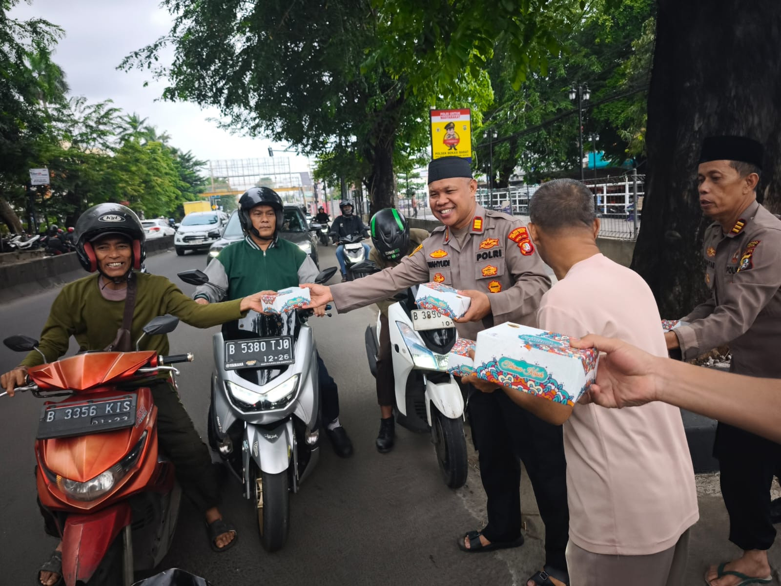 Polsek Bekasi Barat Berbagi Takjil, Tebar Berkah Ramadhan di Kranji