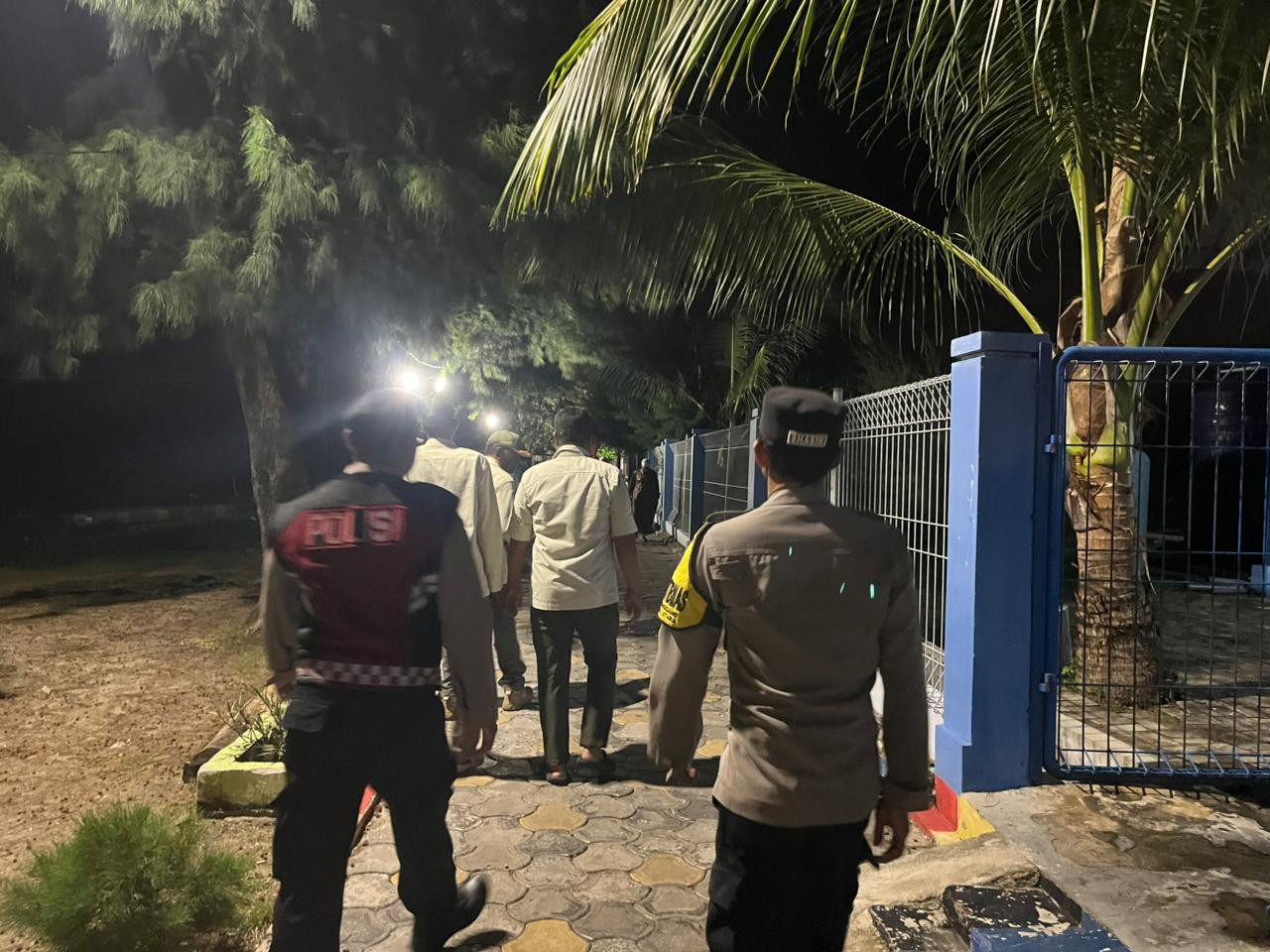 Sinergitas TNI-Polri dan Tiga Pilar, Patroli Malam Gabungan Polsek Kepulauan Seribu Utara Jaga Wisatawan dan Cegah Guantibmas