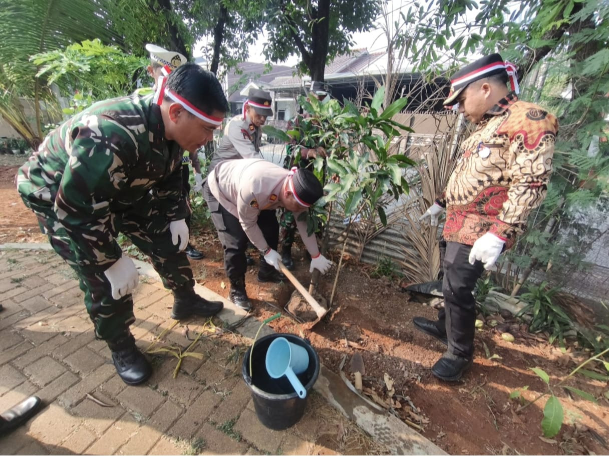 Semarak HUT RI ke-81, Kapolsek Bekasi Barat  Pimpin Gerakan Penghijauan di Bintara