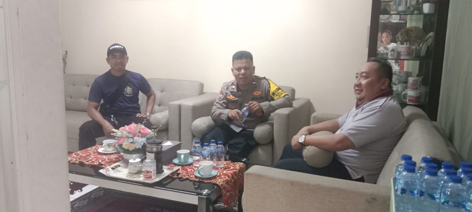 Bhabinkamtibmas Jatiluhur Jalin Silaturahmi dan Ajak Warga RW 08 Bersinergi Jaga Kamtibmas