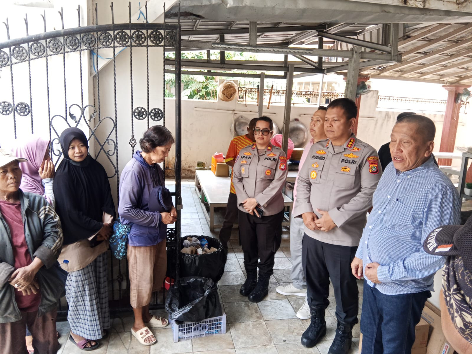 Kapolres Metro Bekasi Kota Bagikan Makanan Gratis Kelurahan Pejuang Medansatria