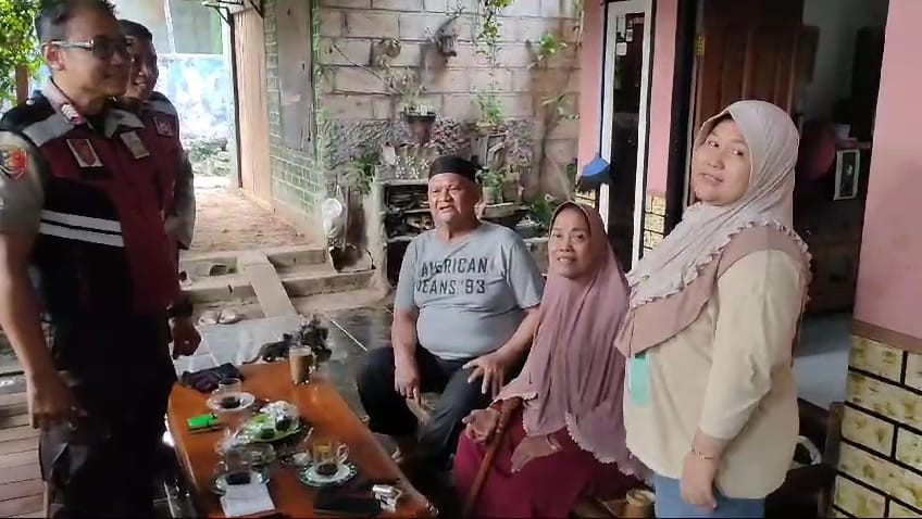 Tim Personil Patroli Polsek Jatisampurna Bantu Antar Pasutri Lansia yang Kelelahan di Jalan Alternatif Cibubur