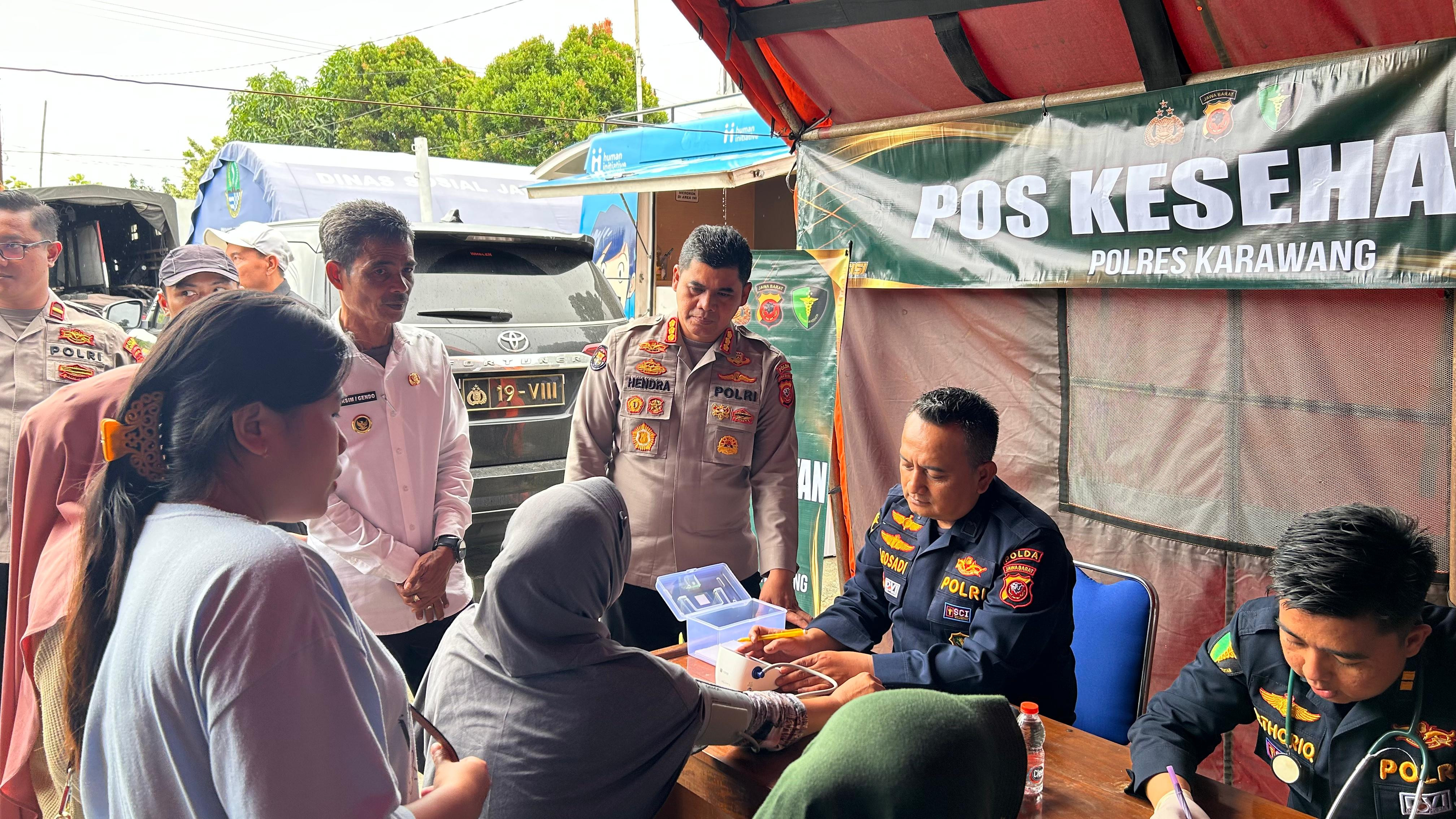 Kabid Humas Polda Jabar Tinjau Posko Kesehatan Biddokkes di Lokasi Banjir Karangligar