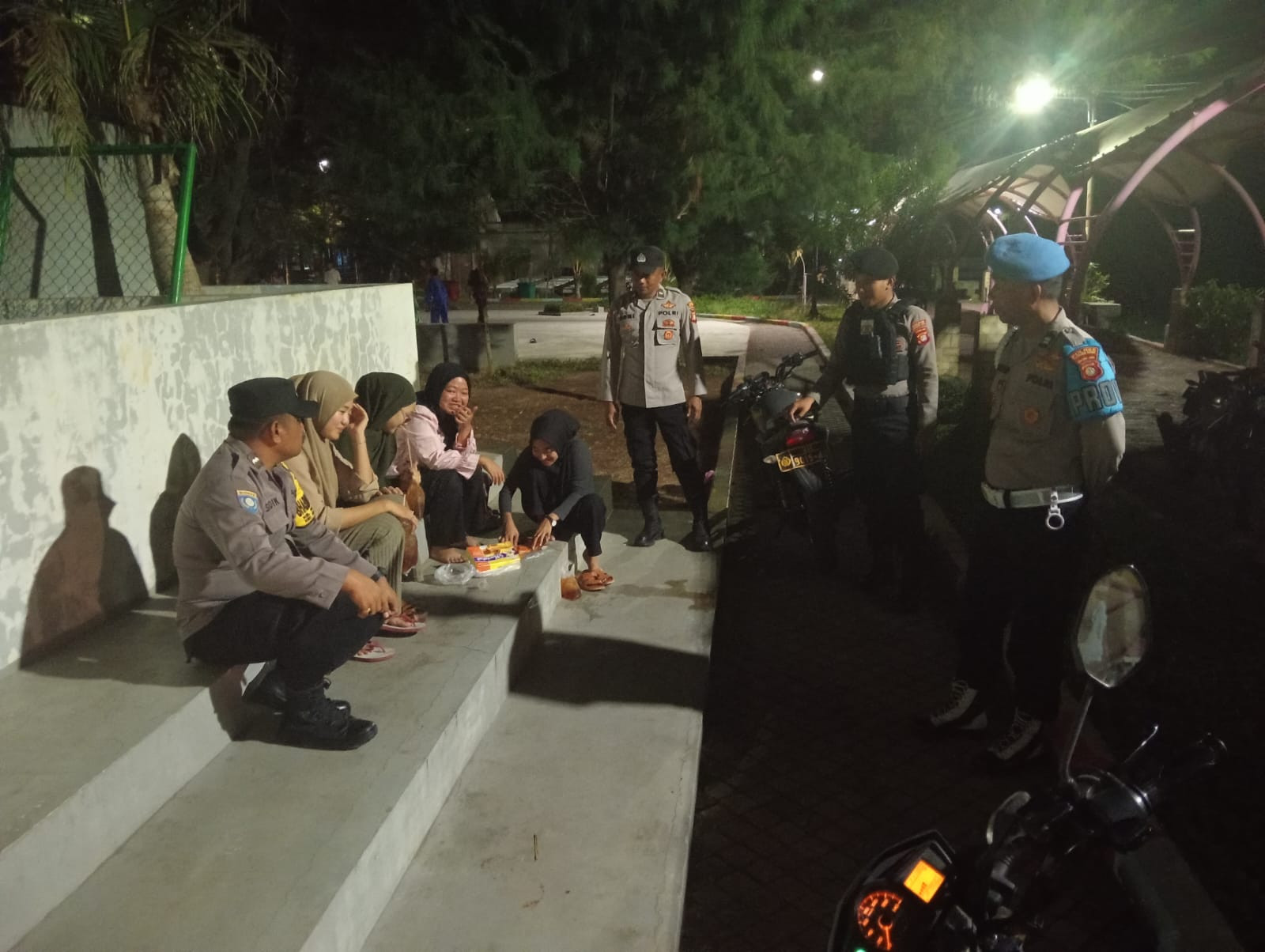Polisi Humanis Patroli Malam, Cegah Gangguan Kamtibmas di Kepulauan Seribu Utara