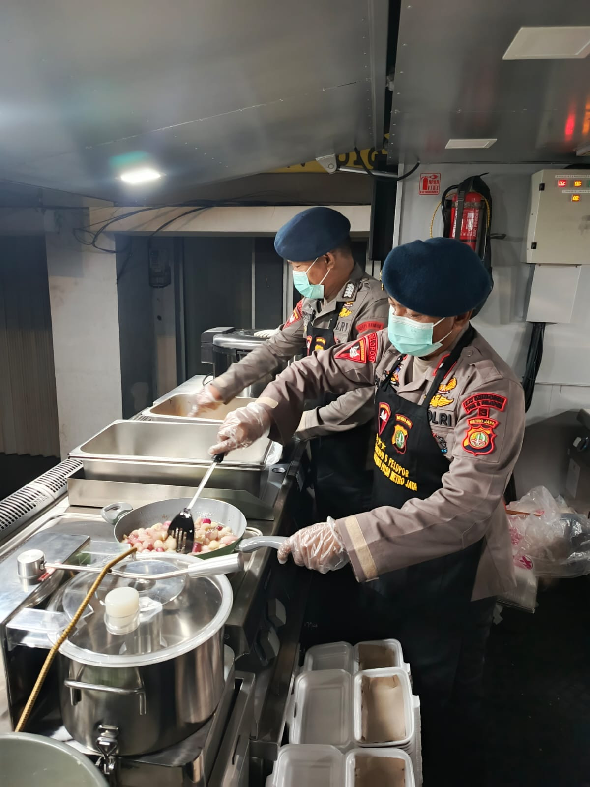 Satbrimob Polda Metro Jaya Kerahkan Dapur Lapangan untuk Warga Terdampak Banjir di Jakarta Timur