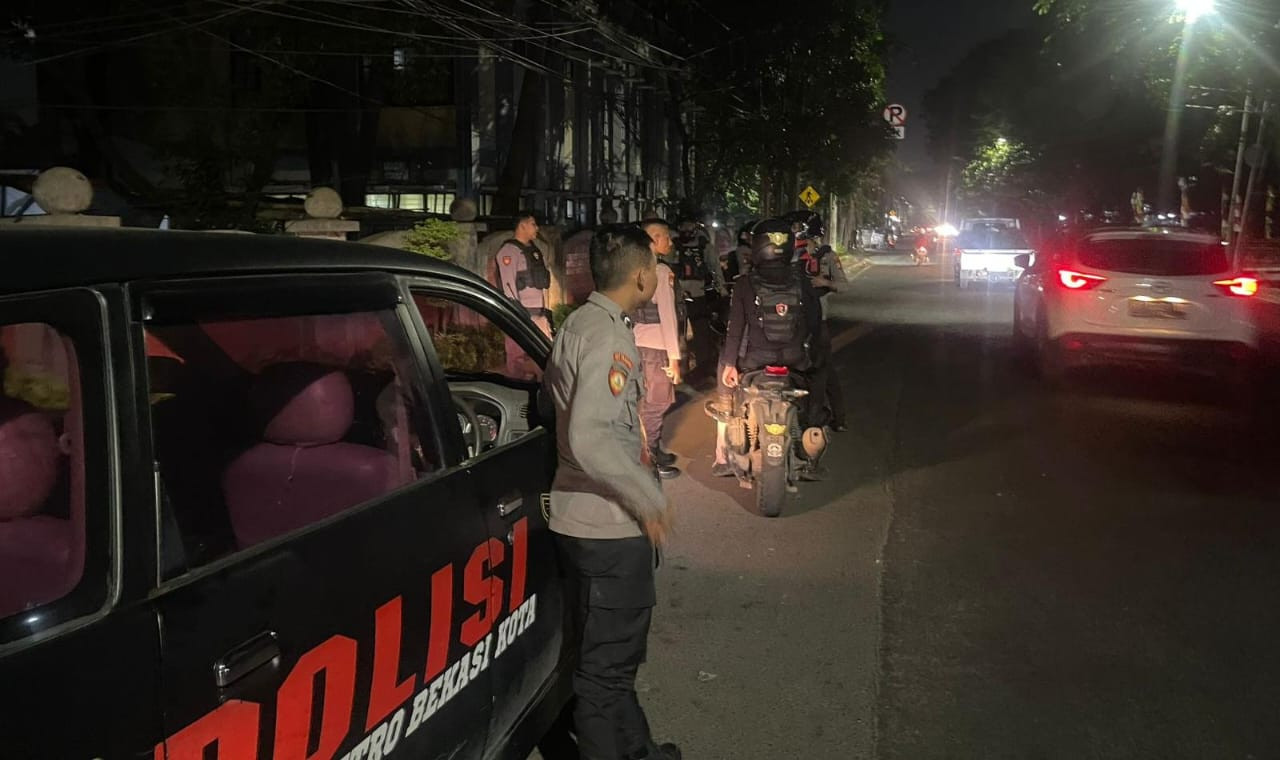 POLRES METRO BEKASI KOTA INTENSIFKAN PATROLI DINI HARI GUNA TEKAN KEJAHATAN JALANAN