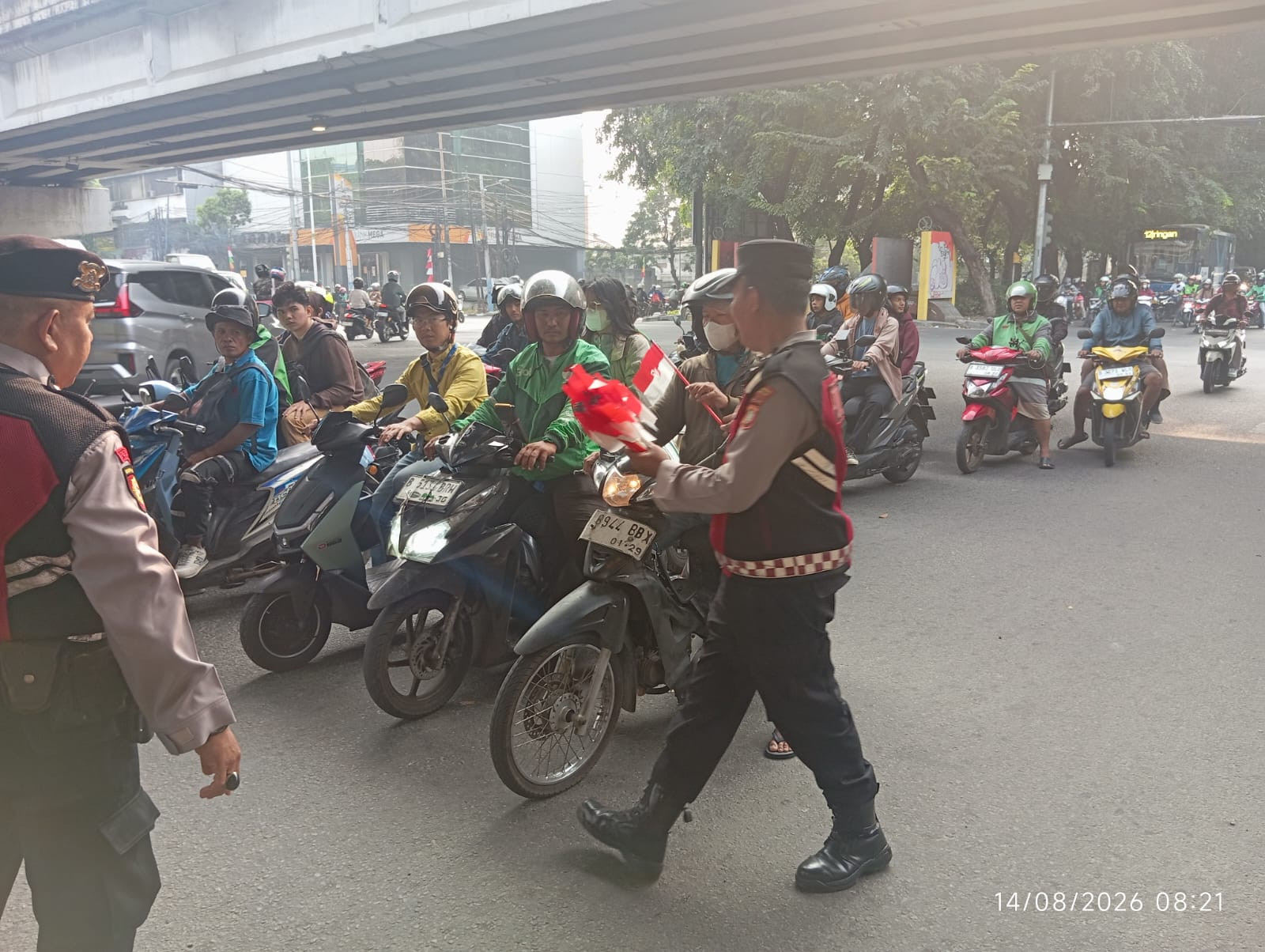 Polsek Metro Penjaringan Bagikan 200 Bendera Merah Putih kepada Pengguna Jalan Sambut HUT RI ke-81