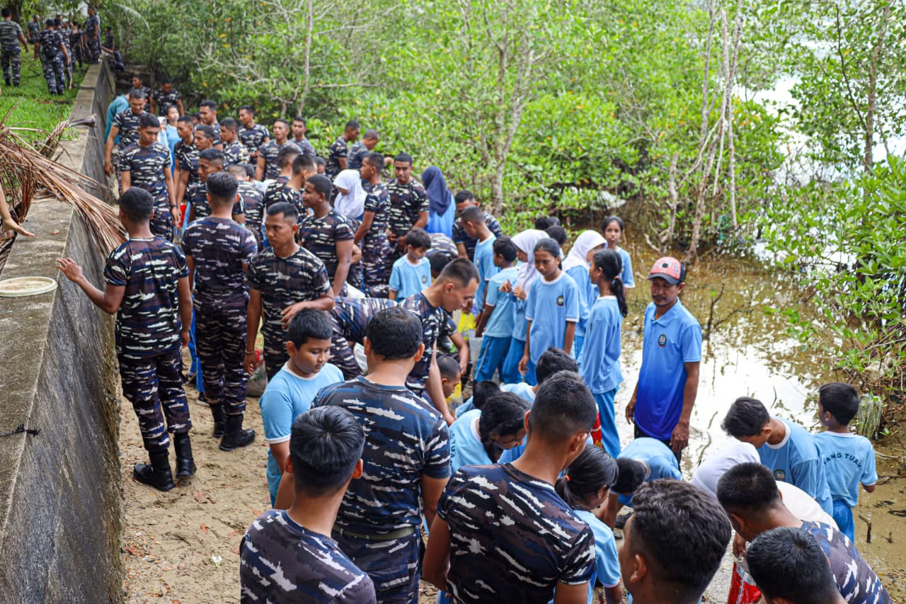 Sambut HUT Ke-79 Yayasan Hang Tuah, Cabang Ambon YHT Laksanakan Bakti Sosial Bersih Pantai dan Tempat Ibadah