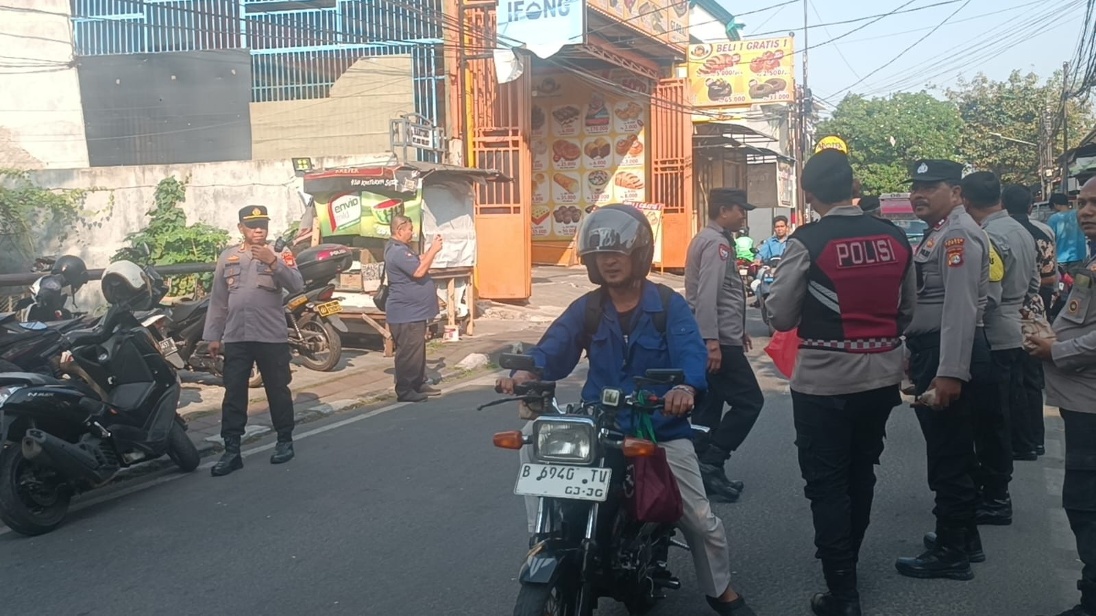 Polsek Koja Gelar Bakti Sosial Jumat Peduli, Tebar Kepedulian kepada Warga